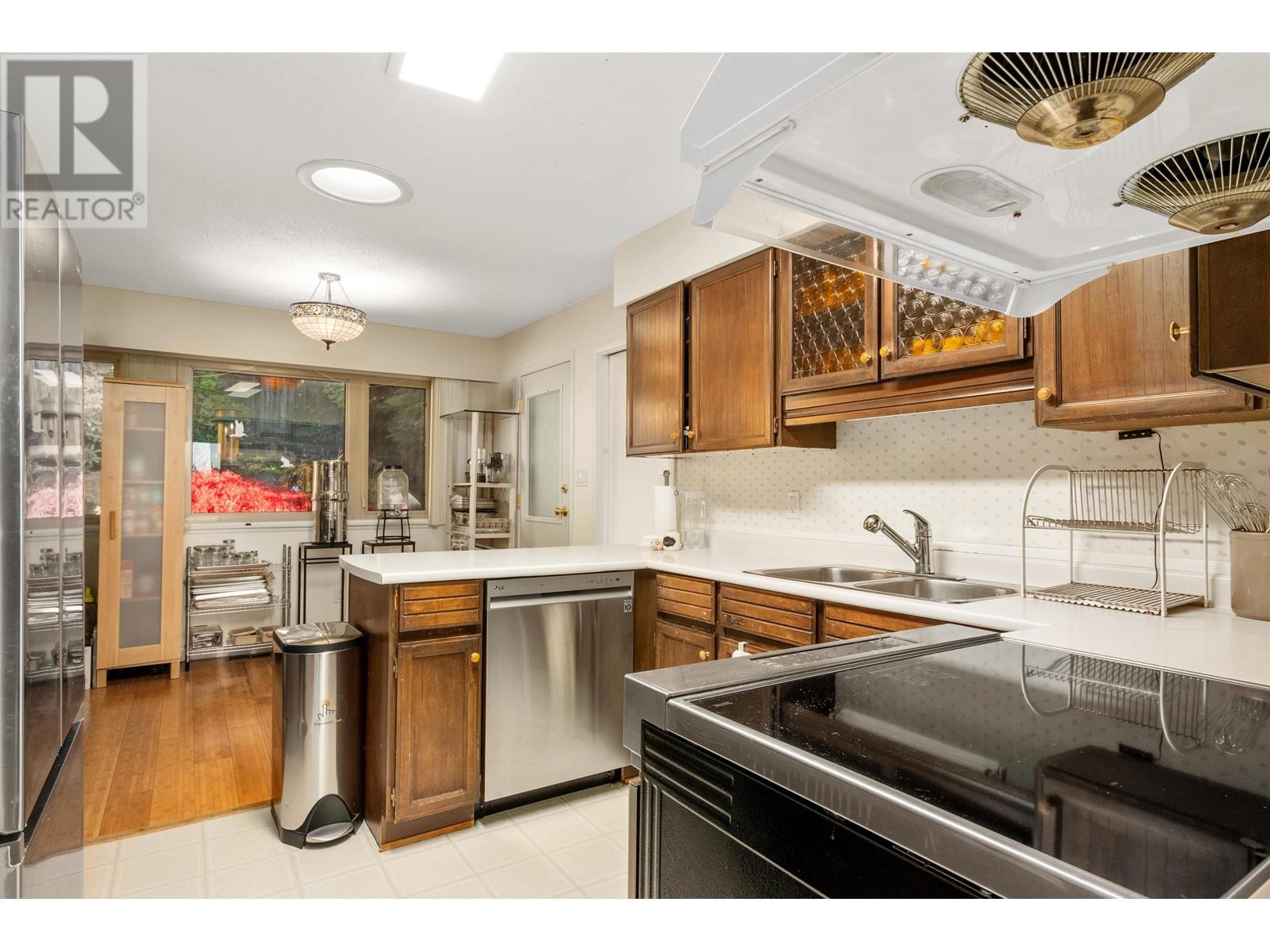 5256 Malaspina Place, North Vancouver, British Columbia  V7R 4M1 - Photo 13 - R3013080