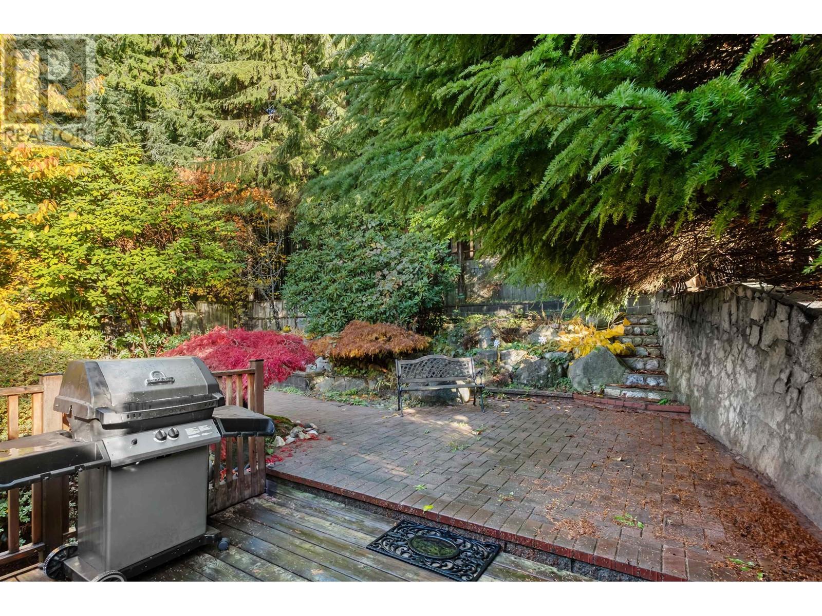 5256 Malaspina Place, North Vancouver, British Columbia  V7R 4M1 - Photo 4 - R3013080