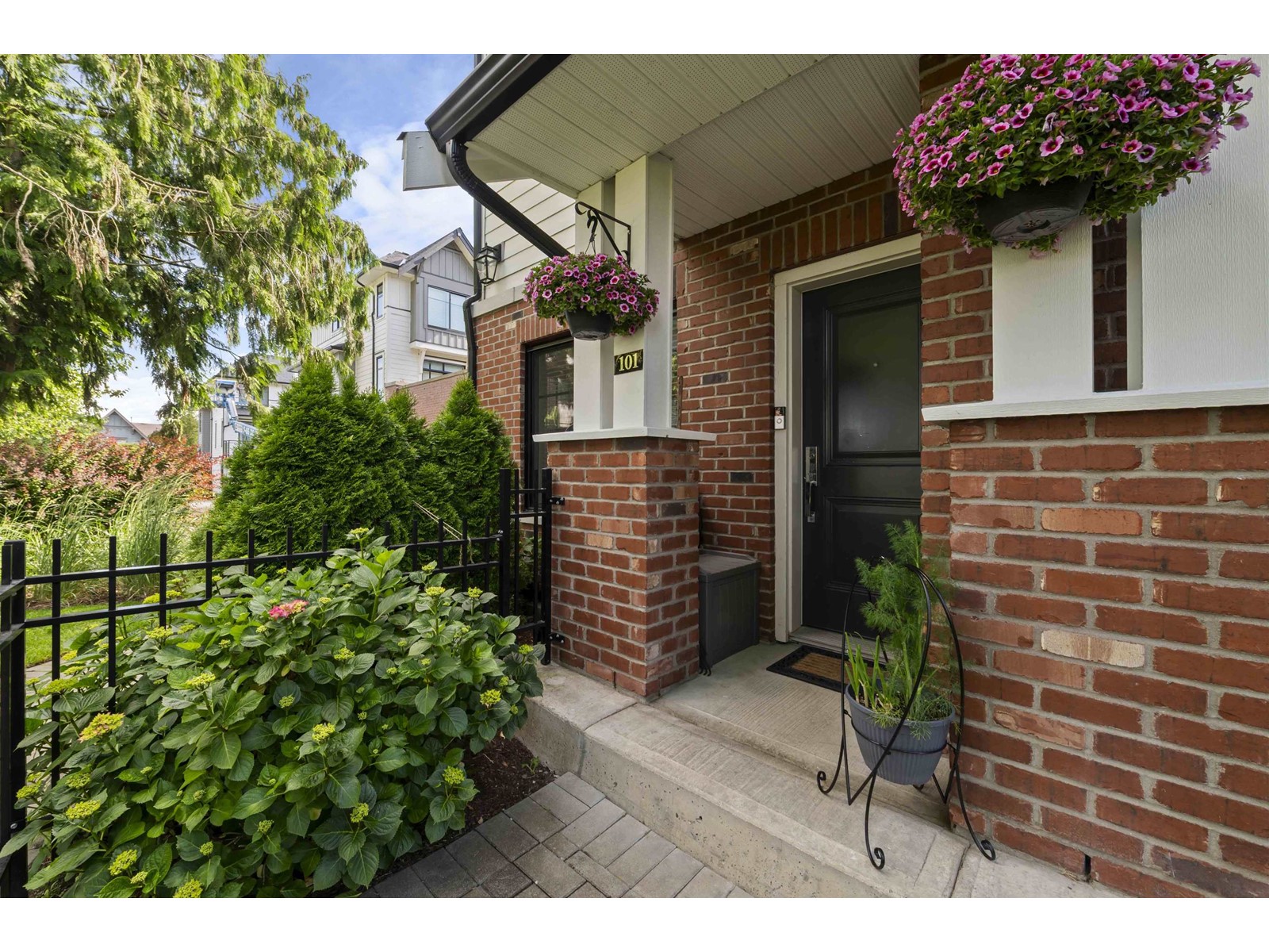 101 16528 24a Avenue, Surrey, British Columbia  V3Z 0P4 - Photo 2 - R3012725