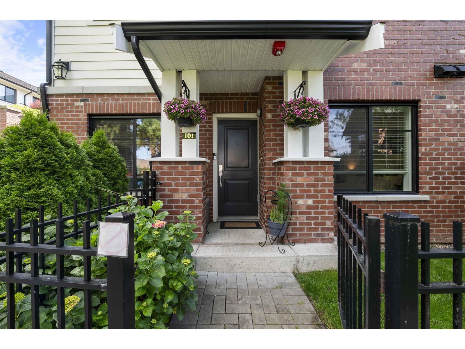 101 16528 24a Avenue, Surrey, British Columbia  V3Z 0P4 - Photo 1 - R3012725