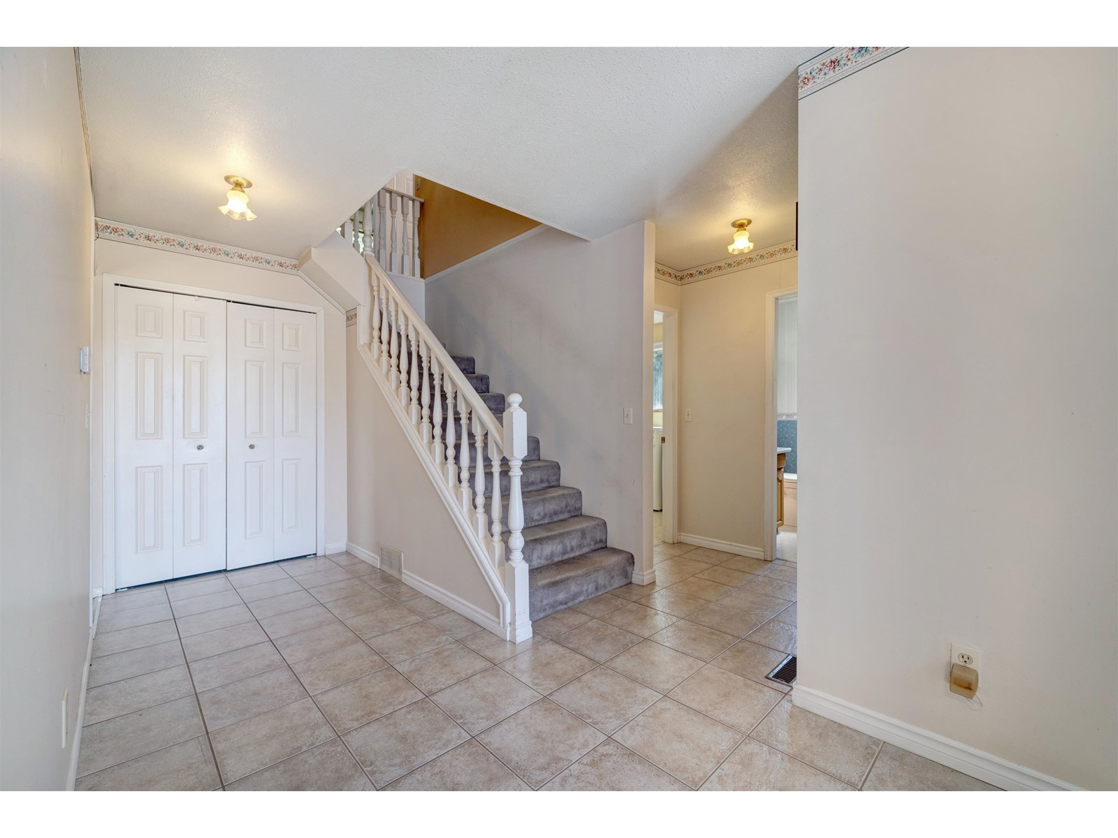 16097 10 Avenue, Surrey, British Columbia  V4A 1A7 - Photo 4 - R3008130