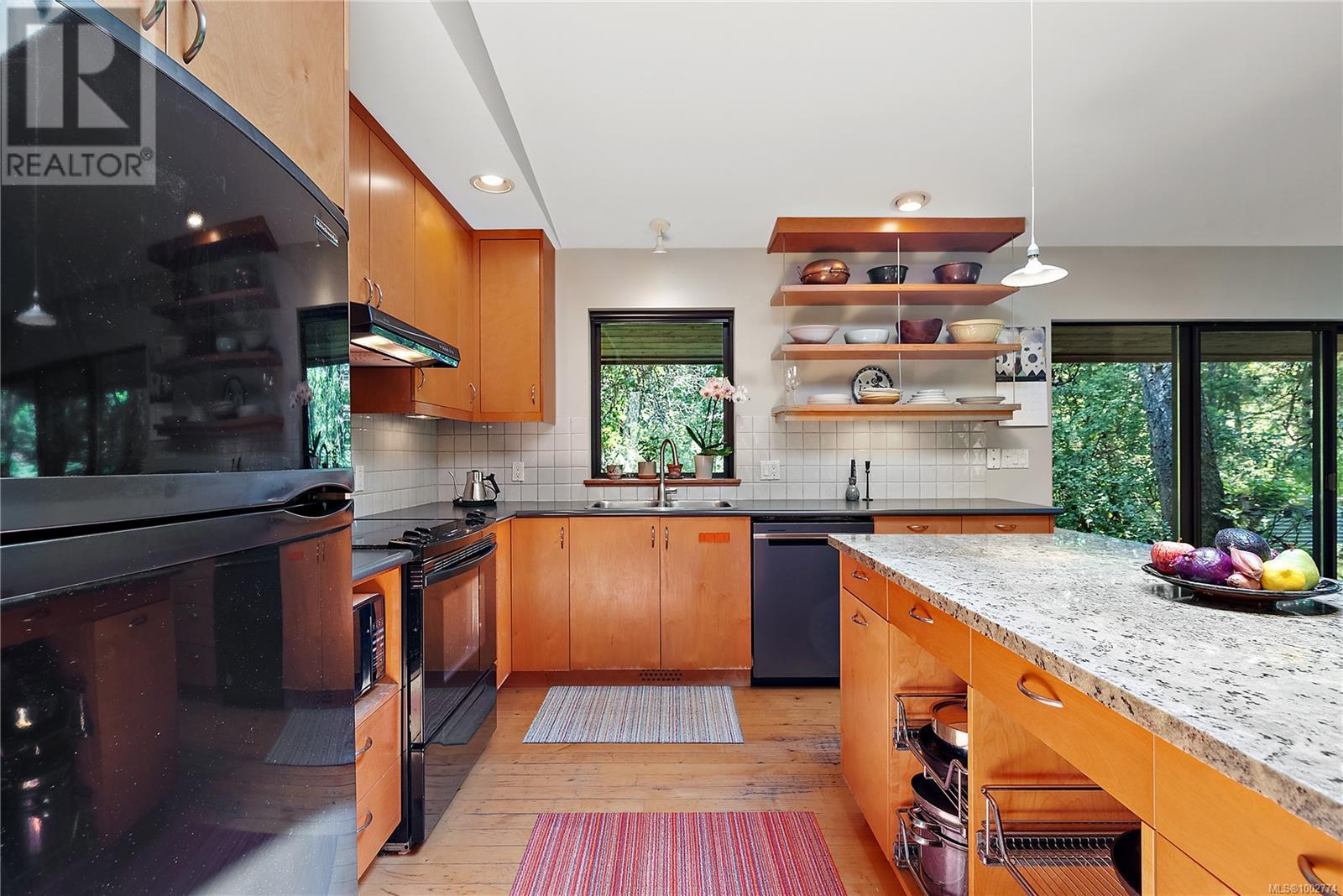 Property at 295 Viaduct Ave W image 3