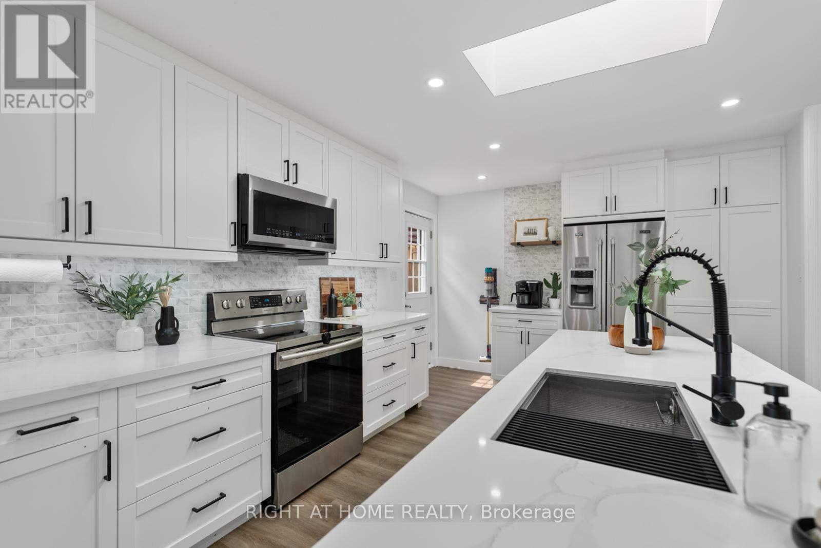 820 Zator Avenue, Pickering (Bay Ridges), Ontario  L1W 1Y1 - Photo 11 - E12207900