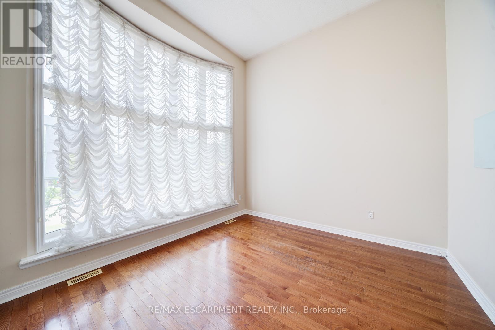 23 Grubin Avenue, Whitchurch-Stouffville, Ontario  L4A 0C4 - Photo 3 - N12208023