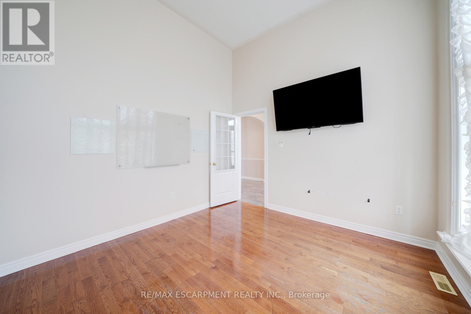 23 Grubin Avenue, Whitchurch-Stouffville, Ontario  L4A 0C4 - Photo 4 - N12208023