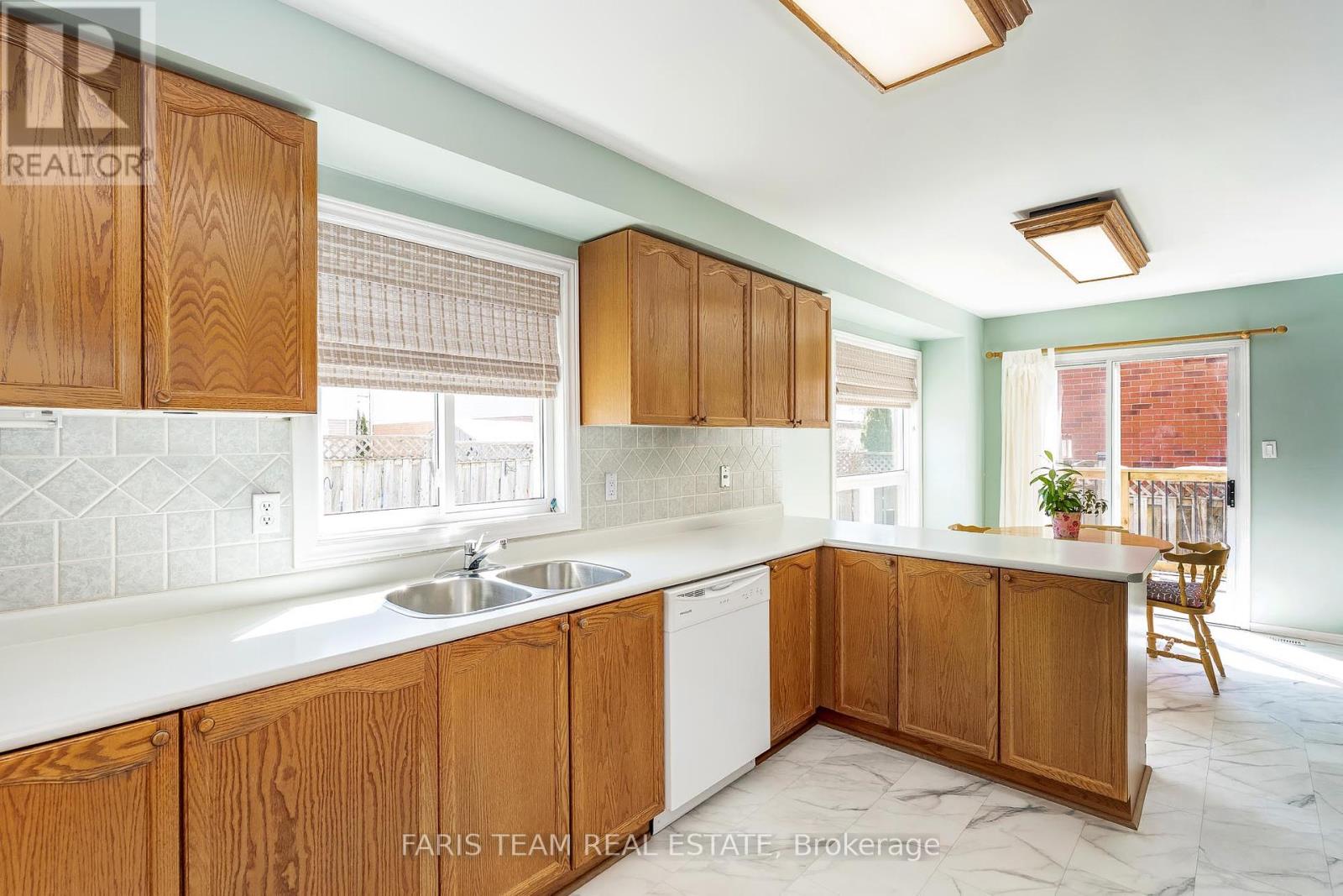 43 Mcdougall Drive, Barrie (West Bayfield), Ontario  L4N 7H7 - Photo 6 - S12207838