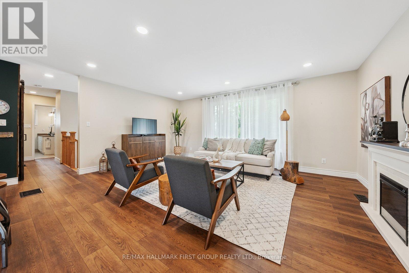 Property at 2738 STEPHEN DRIVE image 4