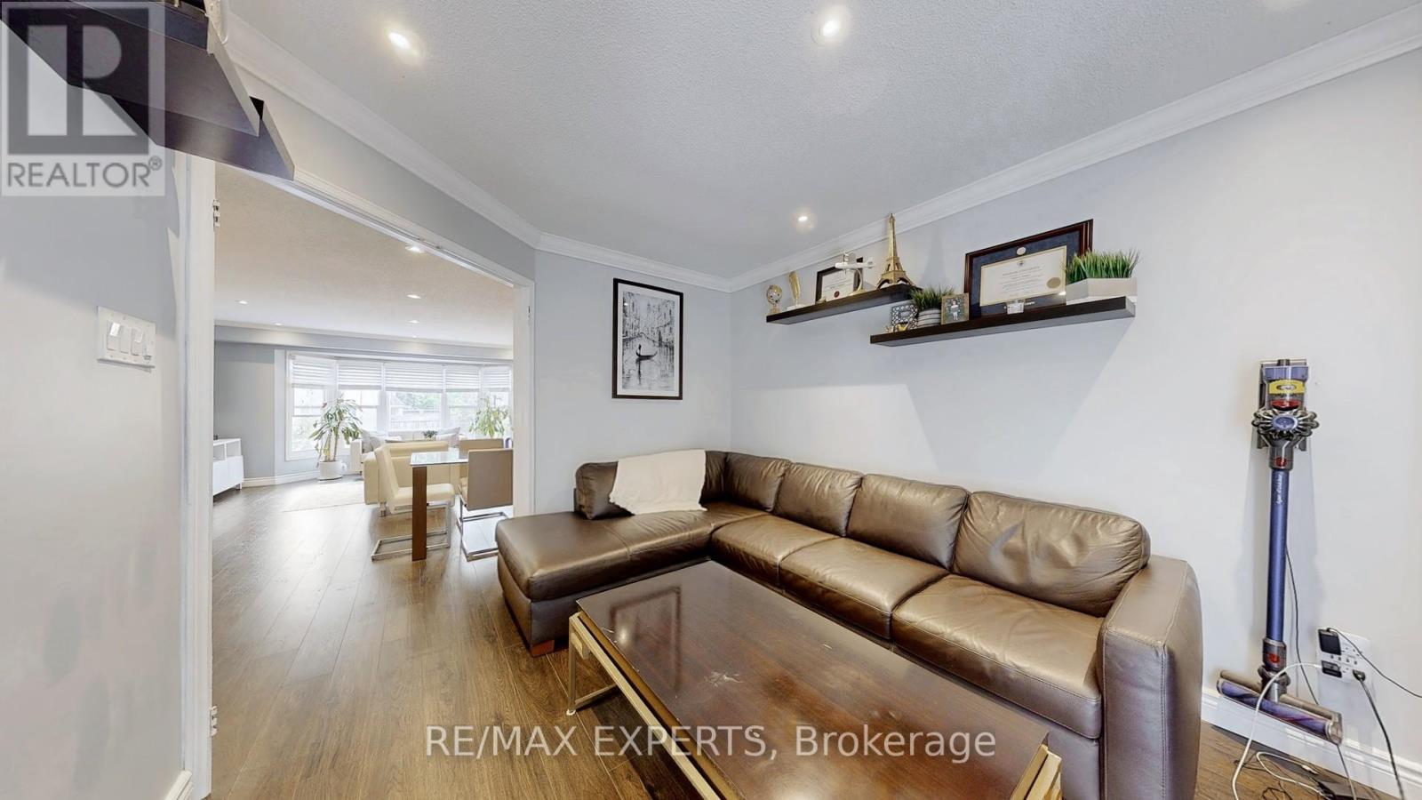 43 Tamarack Circle, Toronto, Ontario  M9P 3T9 - Photo 9 - W12207744