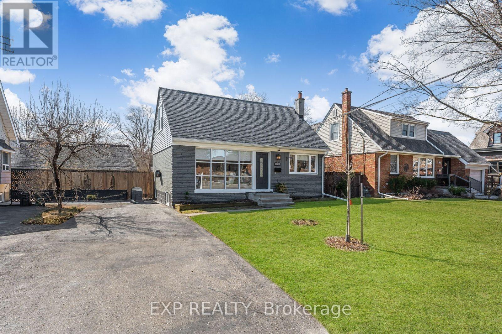 75 Alder Crescent, Toronto (Long Branch), Ontario  M8W 1E1 - Photo 2 - W12207747
