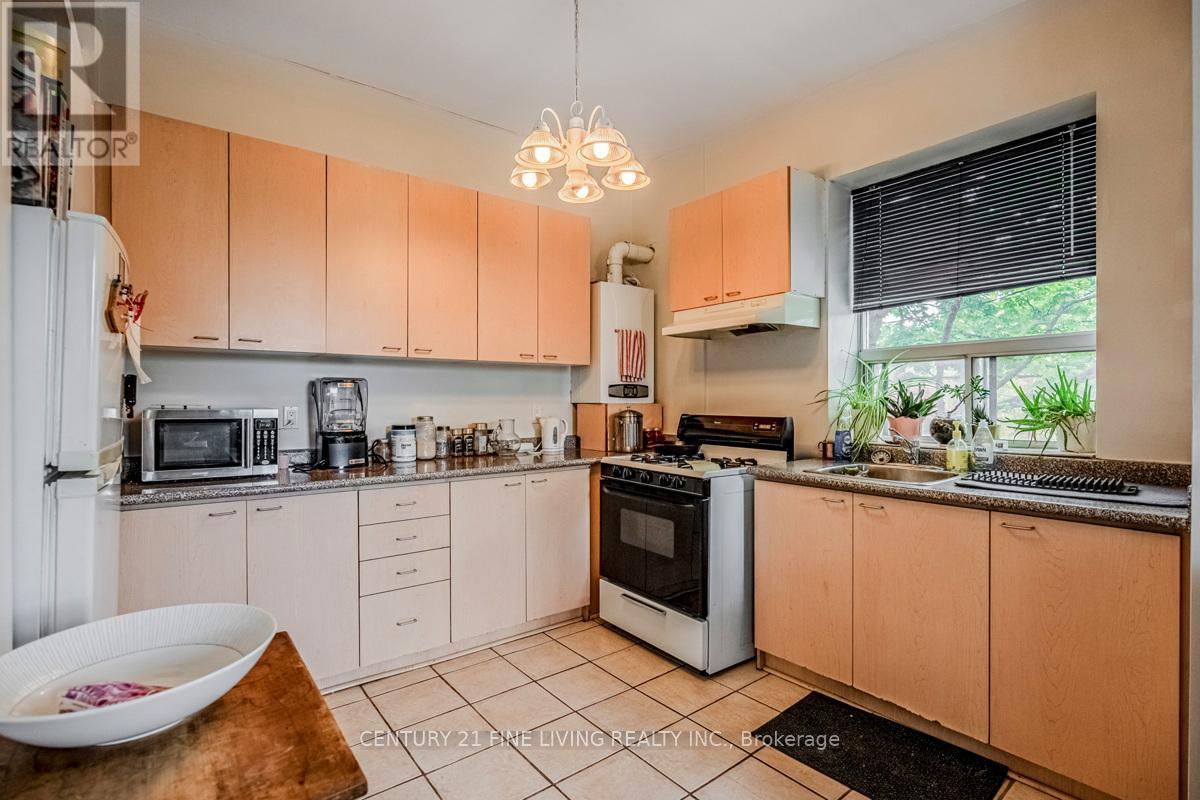 3048 Dundas Street W, Toronto, Ontario  M6P 1Z3 - Photo 17 - W12207937