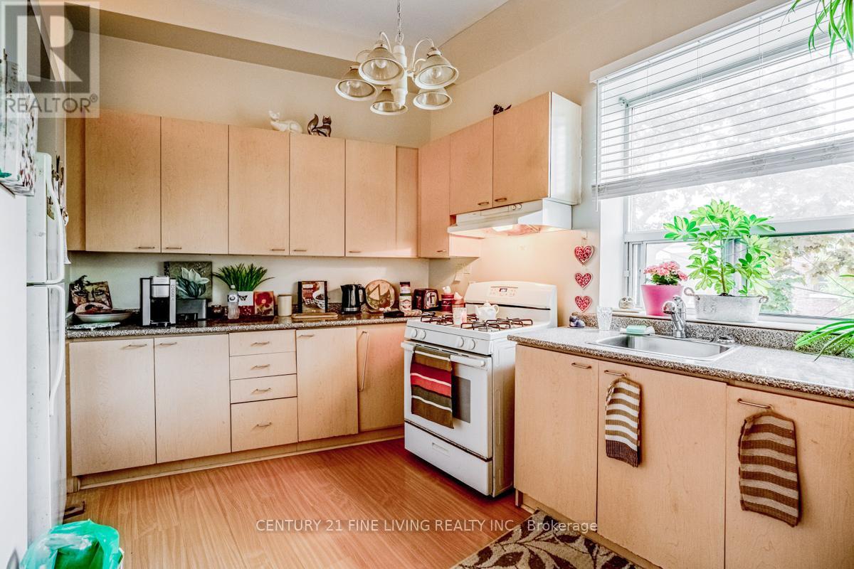 3048 Dundas Street W, Toronto, Ontario  M6P 1Z3 - Photo 22 - W12207937