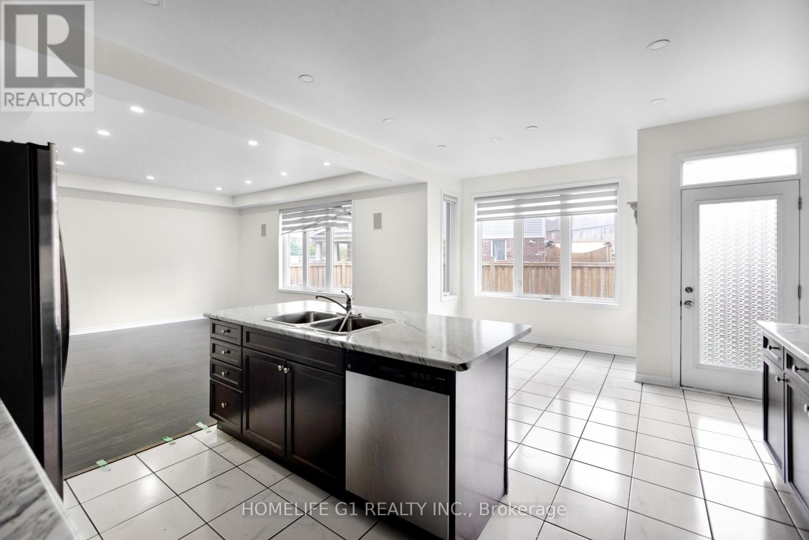 158 Thornbush Boulevard, Brampton (Northwest Brampton), Ontario  L7A 0G4 - Photo 10 - W12207985