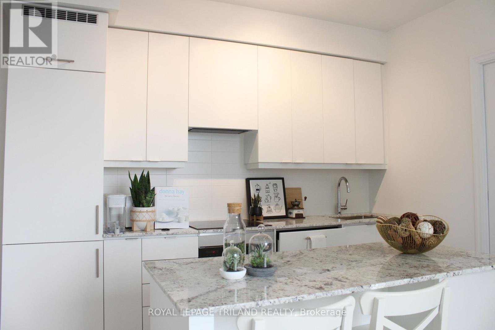 3008 - 30 Elm Drive, Mississauga (City Centre), Ontario  L5B 0N6 - Photo 10 - W12208049