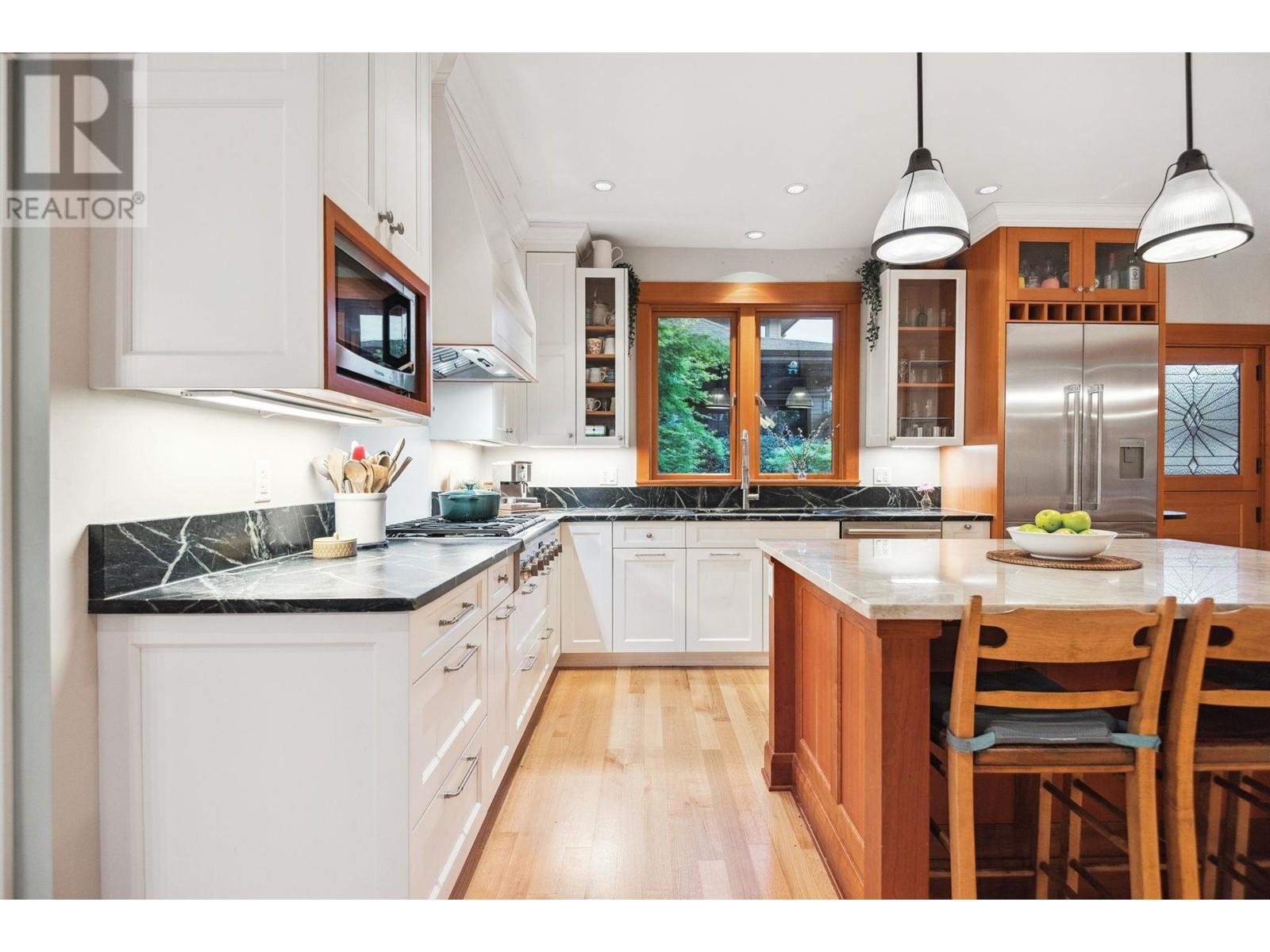 346 E 5th Street, North Vancouver, British Columbia  V7L 1L9 - Photo 1 - R3013173