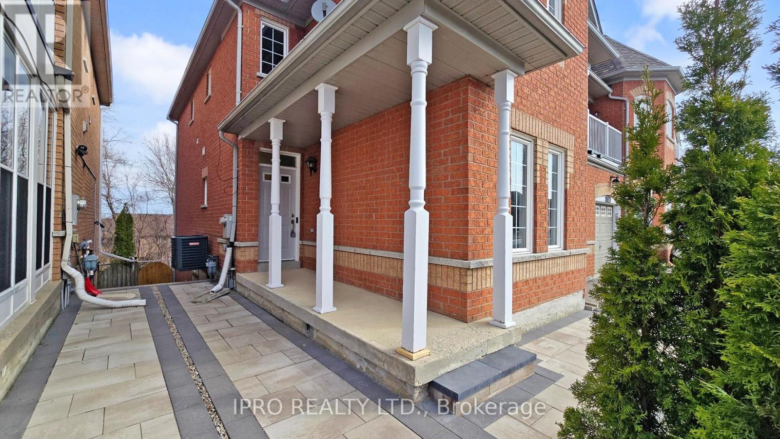 128 Lebovic Drive, Richmond Hill, Ontario  L4E 5B8 - Photo 4 - N12208096