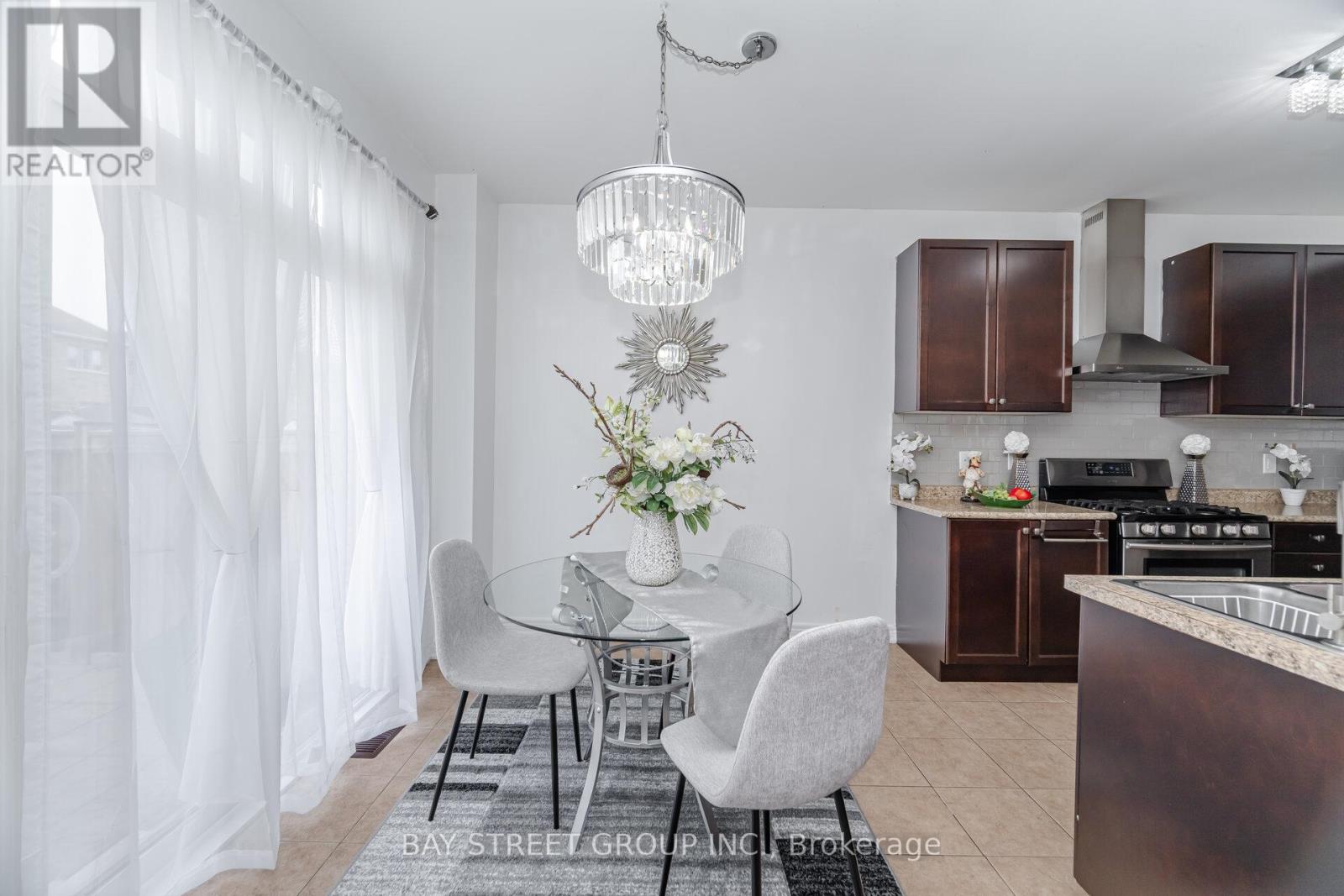 58 Weaver Terrace, New Tecumseth (Tottenham), Ontario  L0G 1W0 - Photo 4 - N12208097
