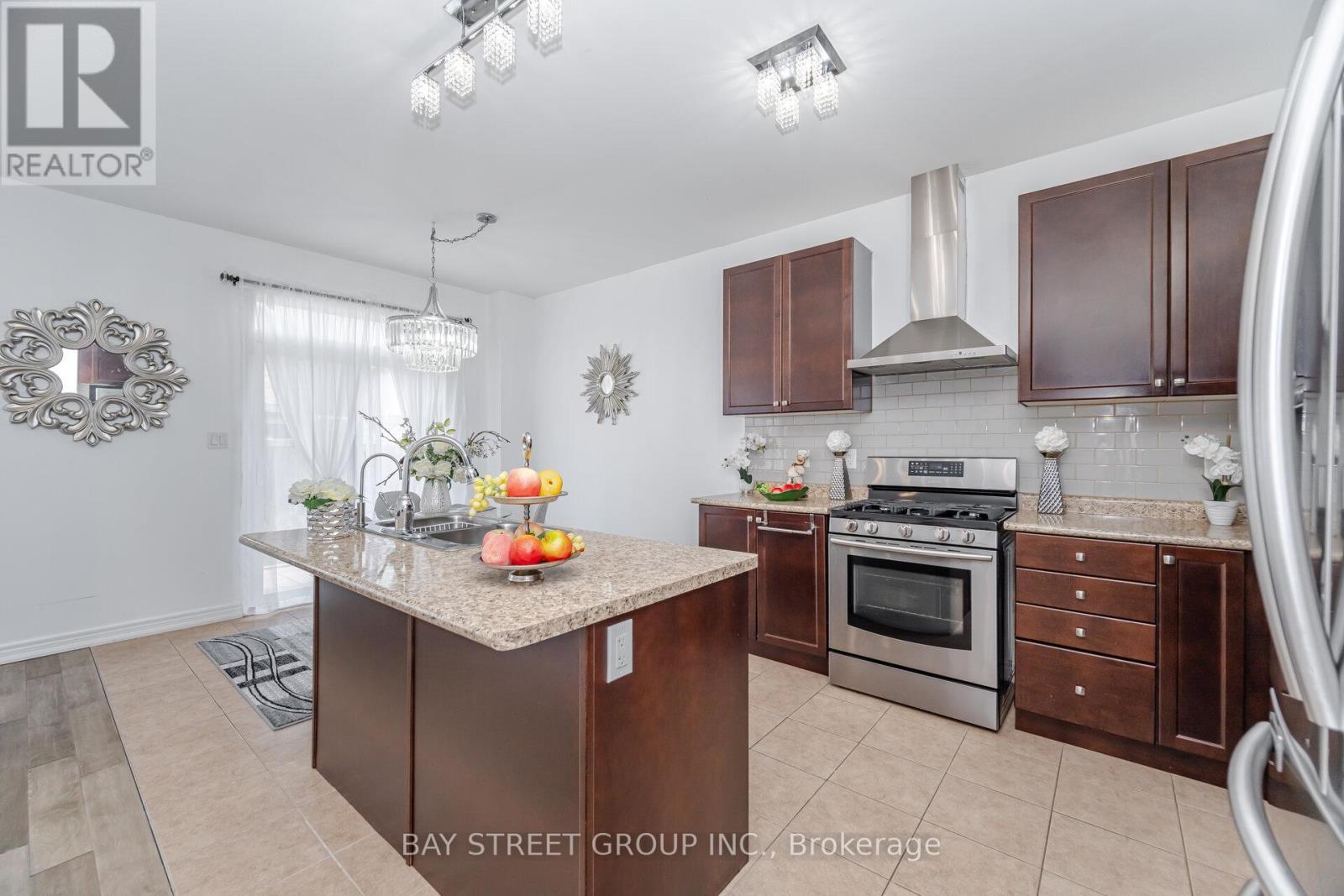 58 Weaver Terrace, New Tecumseth (Tottenham), Ontario  L0G 1W0 - Photo 6 - N12208097