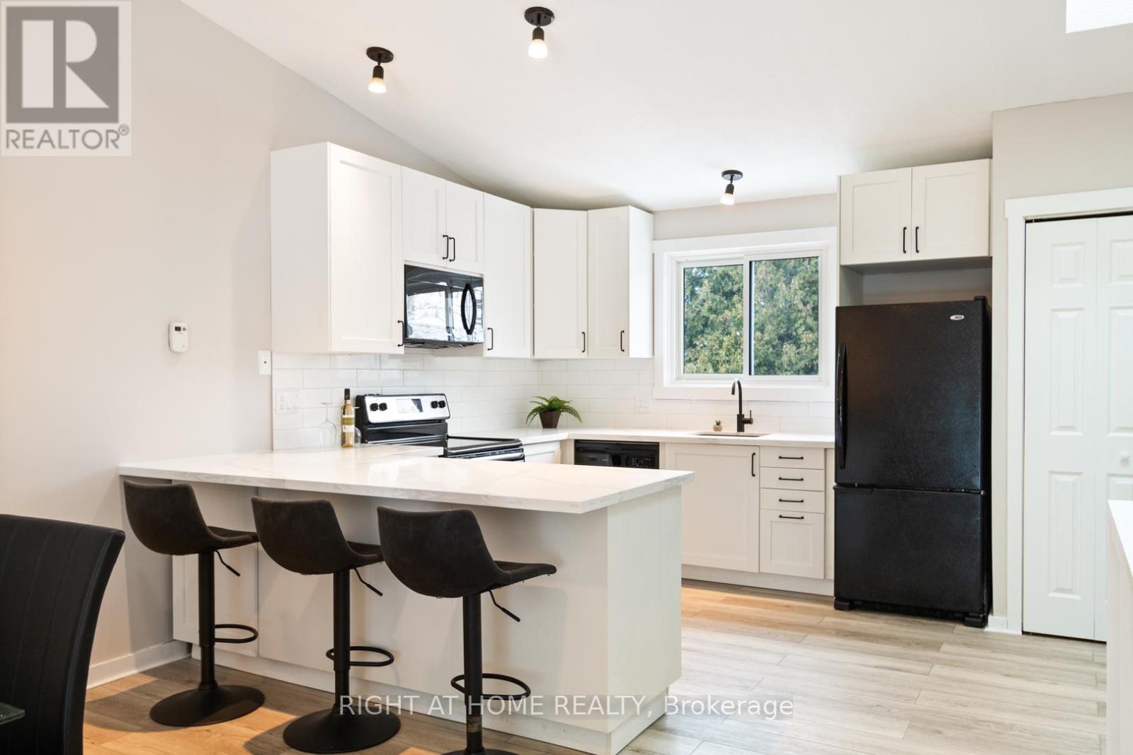 403 - 12 Dawson Drive, Collingwood, Ontario  L9Y 5B4 - Photo 1 - S12208080