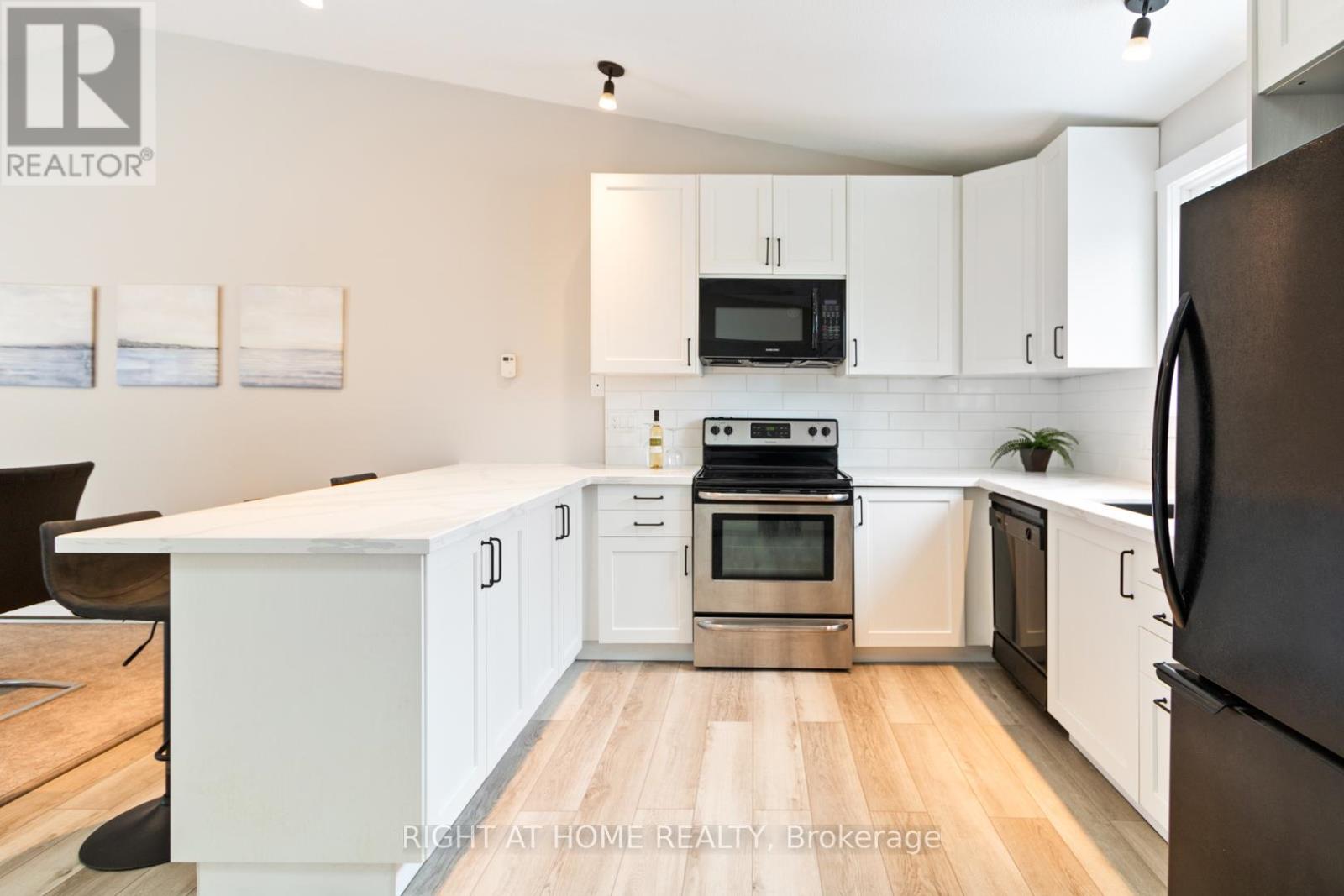 403 - 12 Dawson Drive, Collingwood, Ontario  L9Y 5B4 - Photo 10 - S12208080