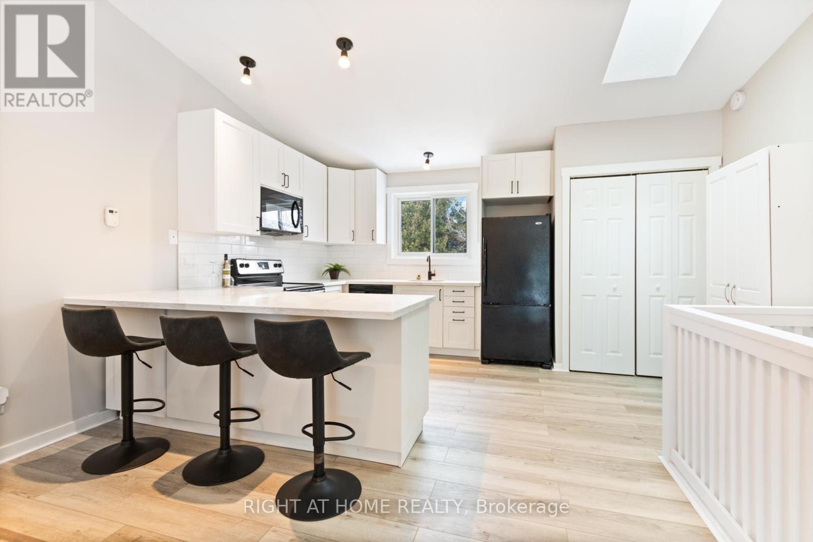 403 - 12 Dawson Drive, Collingwood, Ontario  L9Y 5B4 - Photo 7 - S12208080