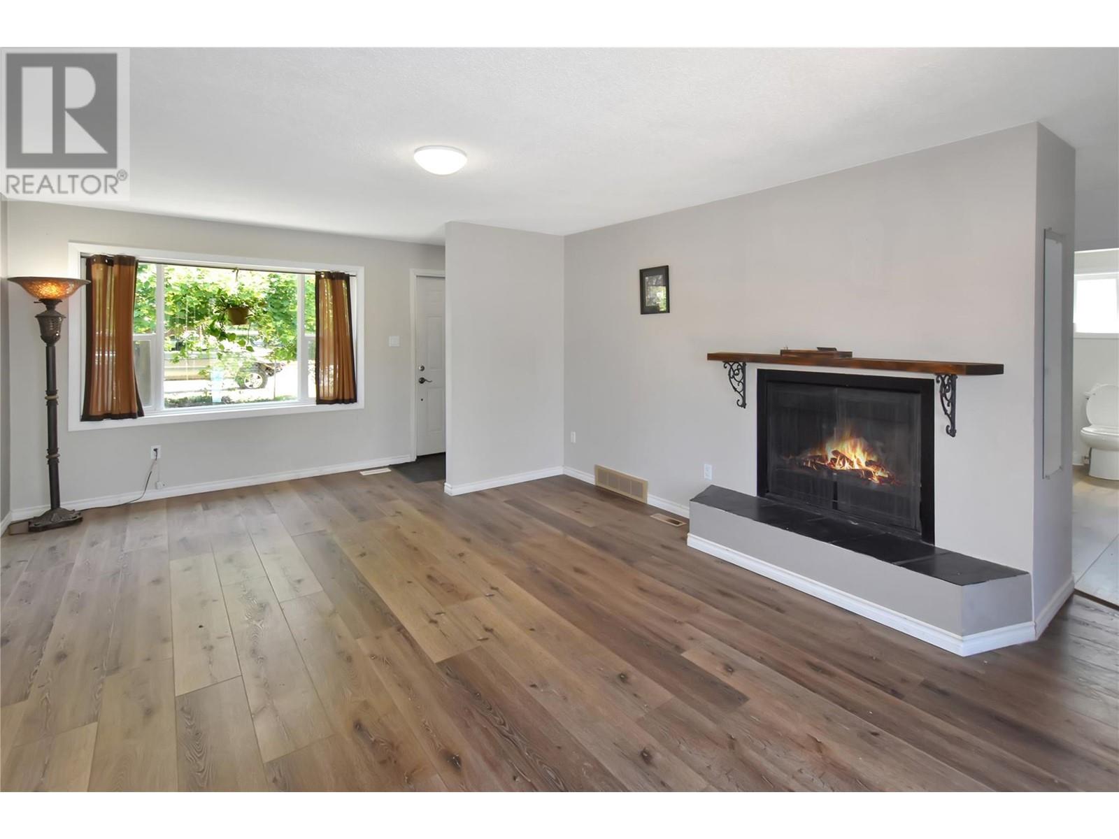 19 Wattsville Road, Cranbrook, British Columbia  V1C 2A1 - Photo 5 - 10351373