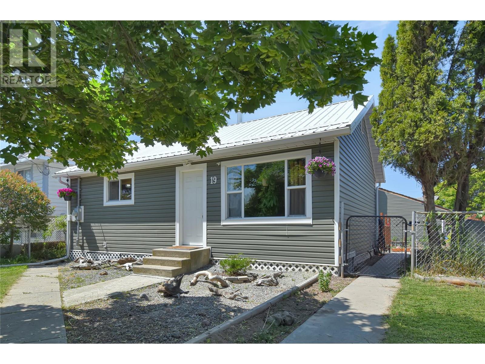 19 Wattsville Road, Cranbrook, British Columbia  V1C 2A1 - Photo 1 - 10351373