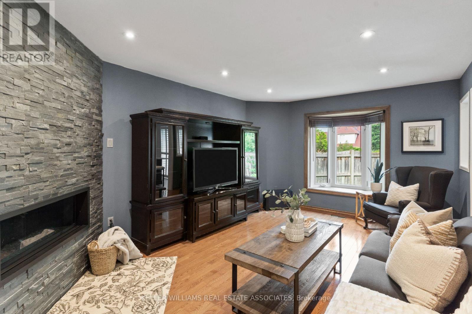 3856 Trelawny Circle, Mississauga, Ontario  L5N 6S4 - Photo 10 - W12208107