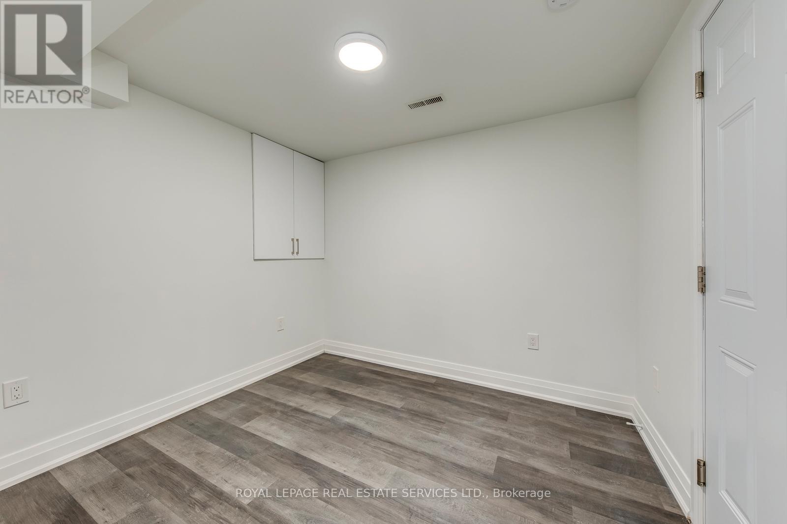 690 Mississuaga Valley Boulevard, Mississauga, Ontario  L5A 1Z4 - Photo 2 - W12208151