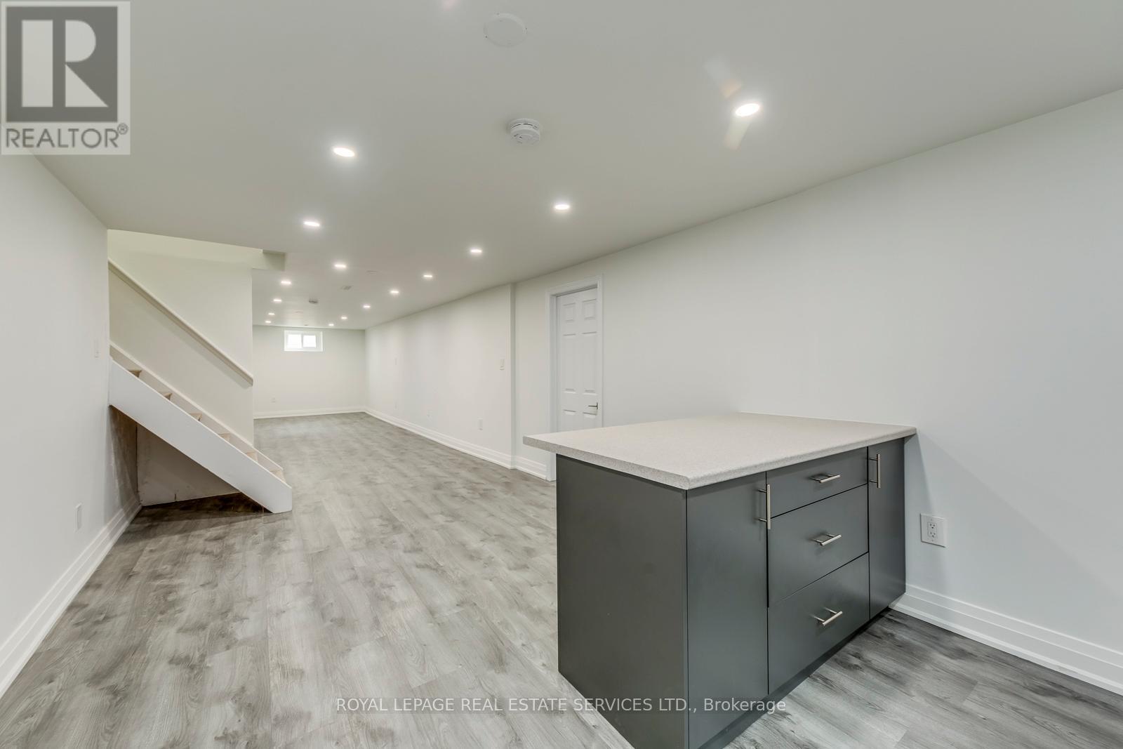 690 Mississuaga Valley Boulevard, Mississauga, Ontario  L5A 1Z4 - Photo 6 - W12208151