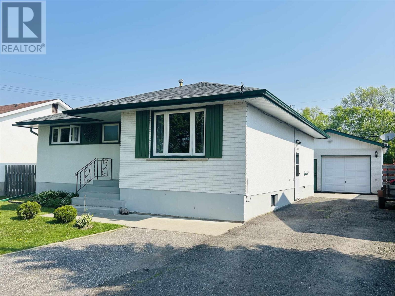 98 Phyllis St, Thunder Bay, Ontario  P7B 1S7 - Photo 2 - TB251582