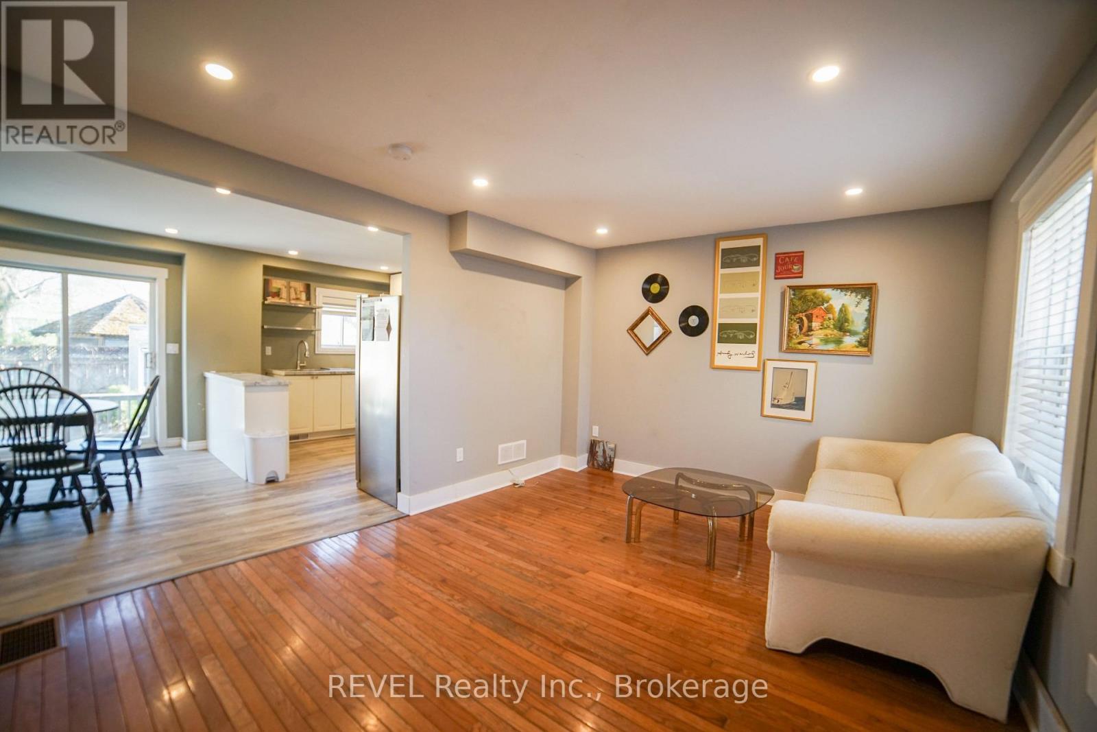 32 Edmund Street, St. Catharines (Downtown), Ontario  L2R 2G2 - Photo 12 - X12208165