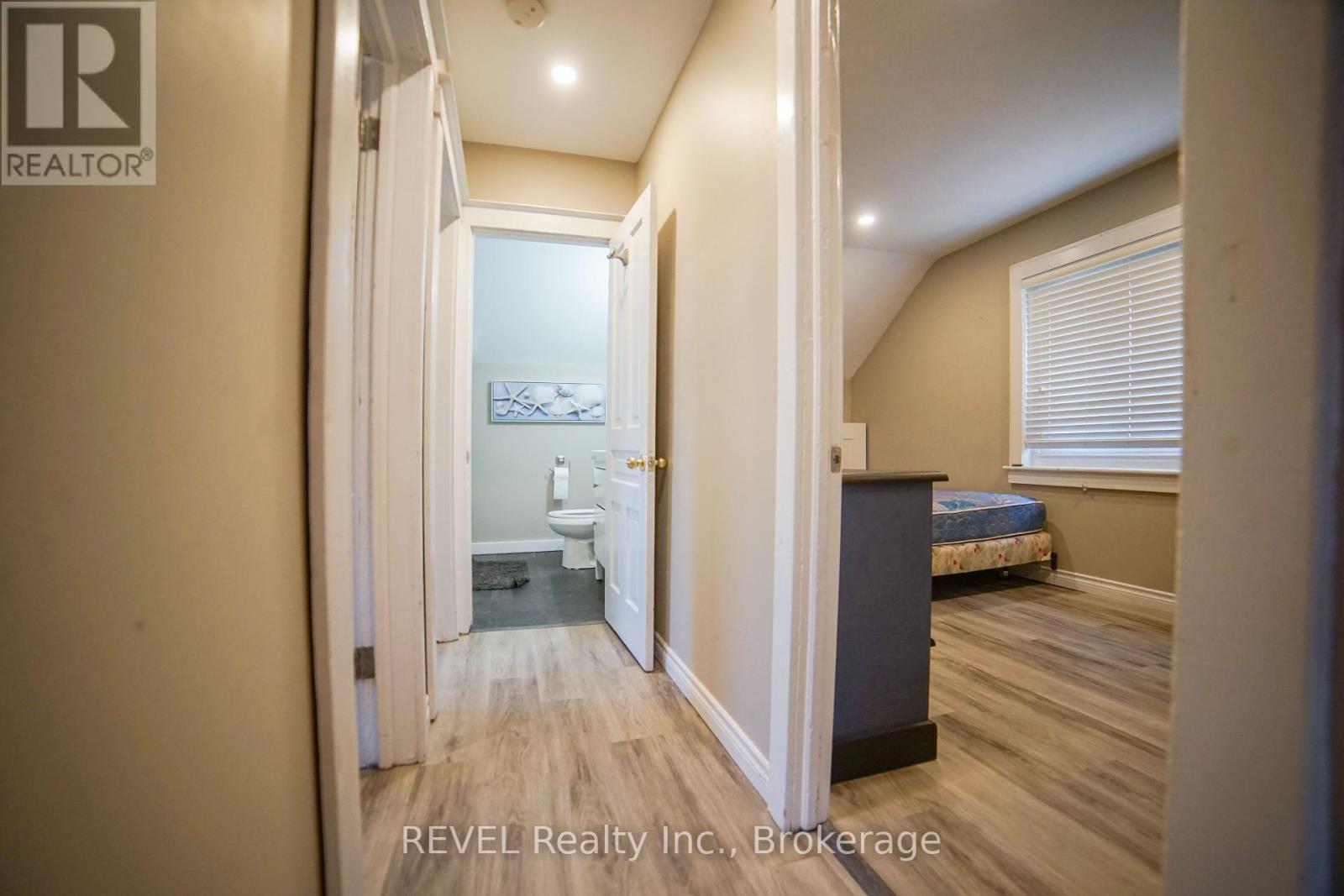 32 Edmund Street, St. Catharines (Downtown), Ontario  L2R 2G2 - Photo 19 - X12208165