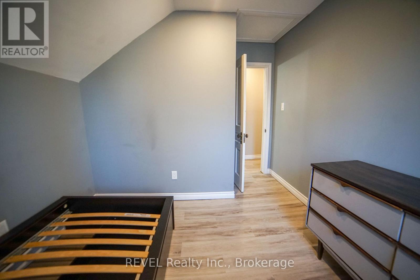 32 Edmund Street, St. Catharines (Downtown), Ontario  L2R 2G2 - Photo 31 - X12208165