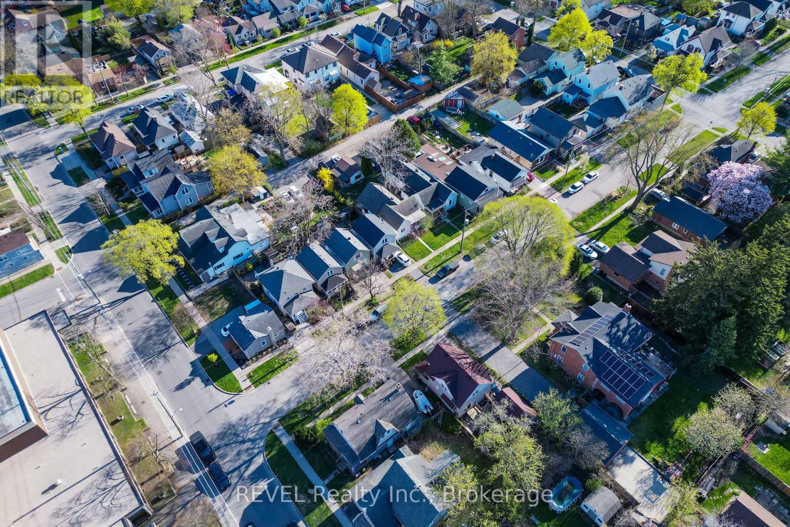 32 Edmund Street, St. Catharines (Downtown), Ontario  L2R 2G2 - Photo 4 - X12208165