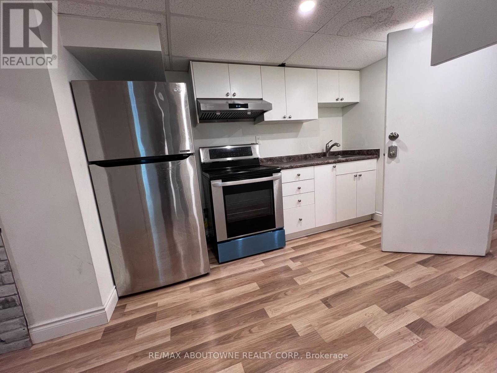 Unit 2 - 242 Kings Court Crescent, Milton, Ontario  L9T 1X5 - Photo 4 - W12208050