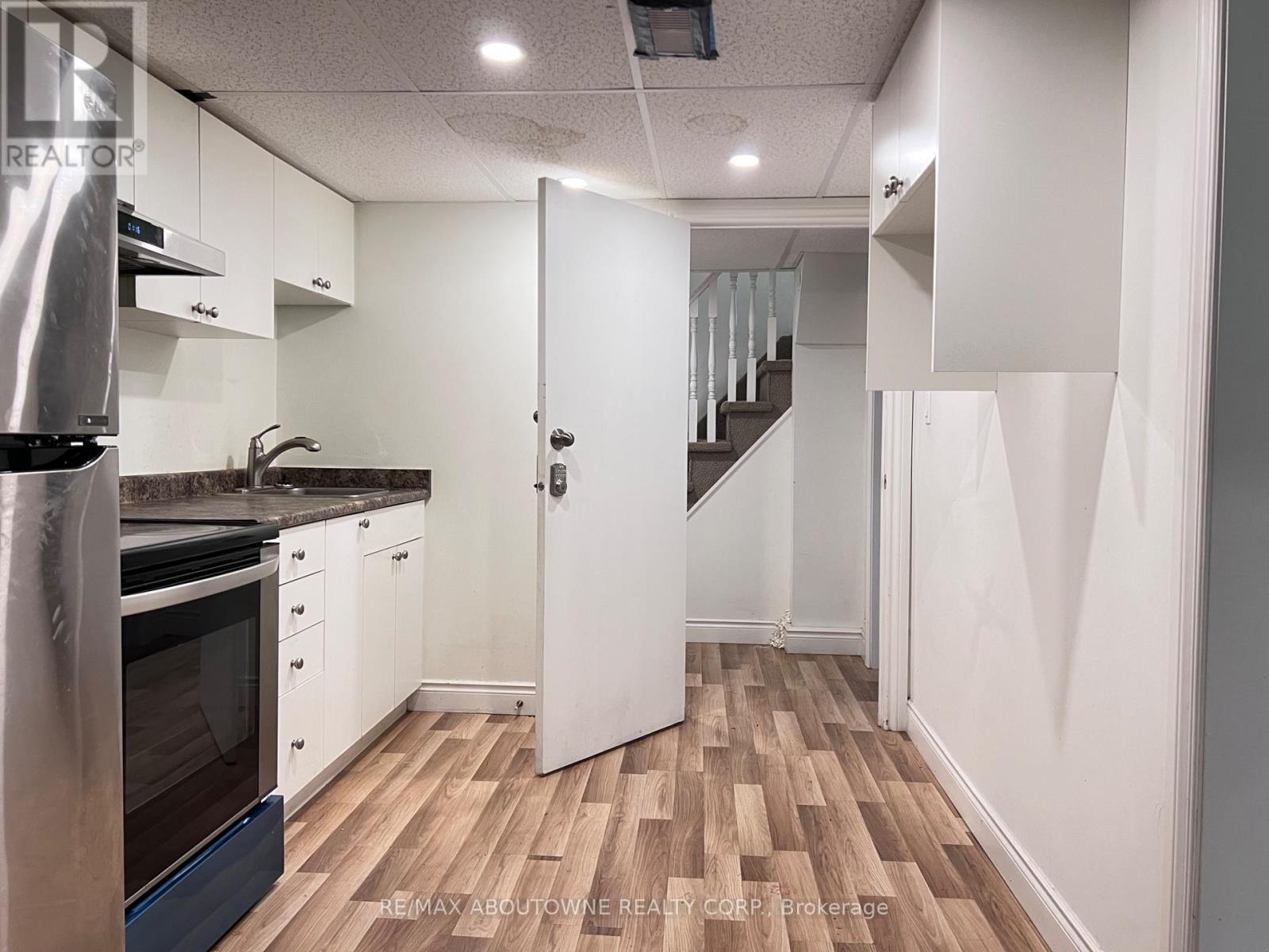Unit 2 - 242 Kings Court Crescent, Milton, Ontario  L9T 1X5 - Photo 2 - W12208050