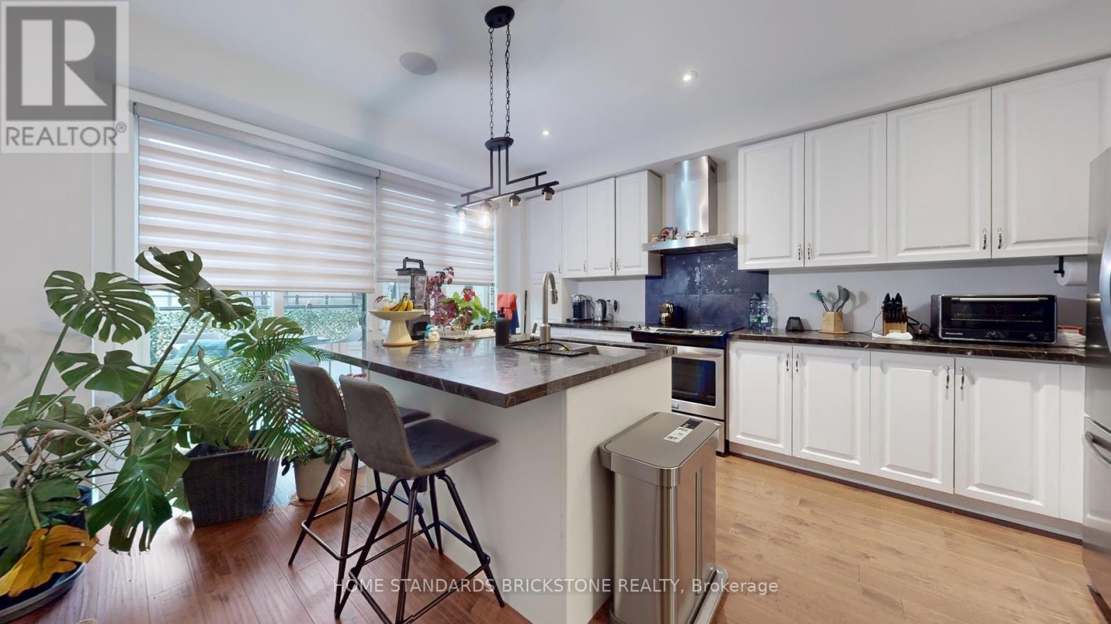 215 Salterton Circle, Vaughan, Ontario  L6A 4Z2 - Photo 8 - N12208204