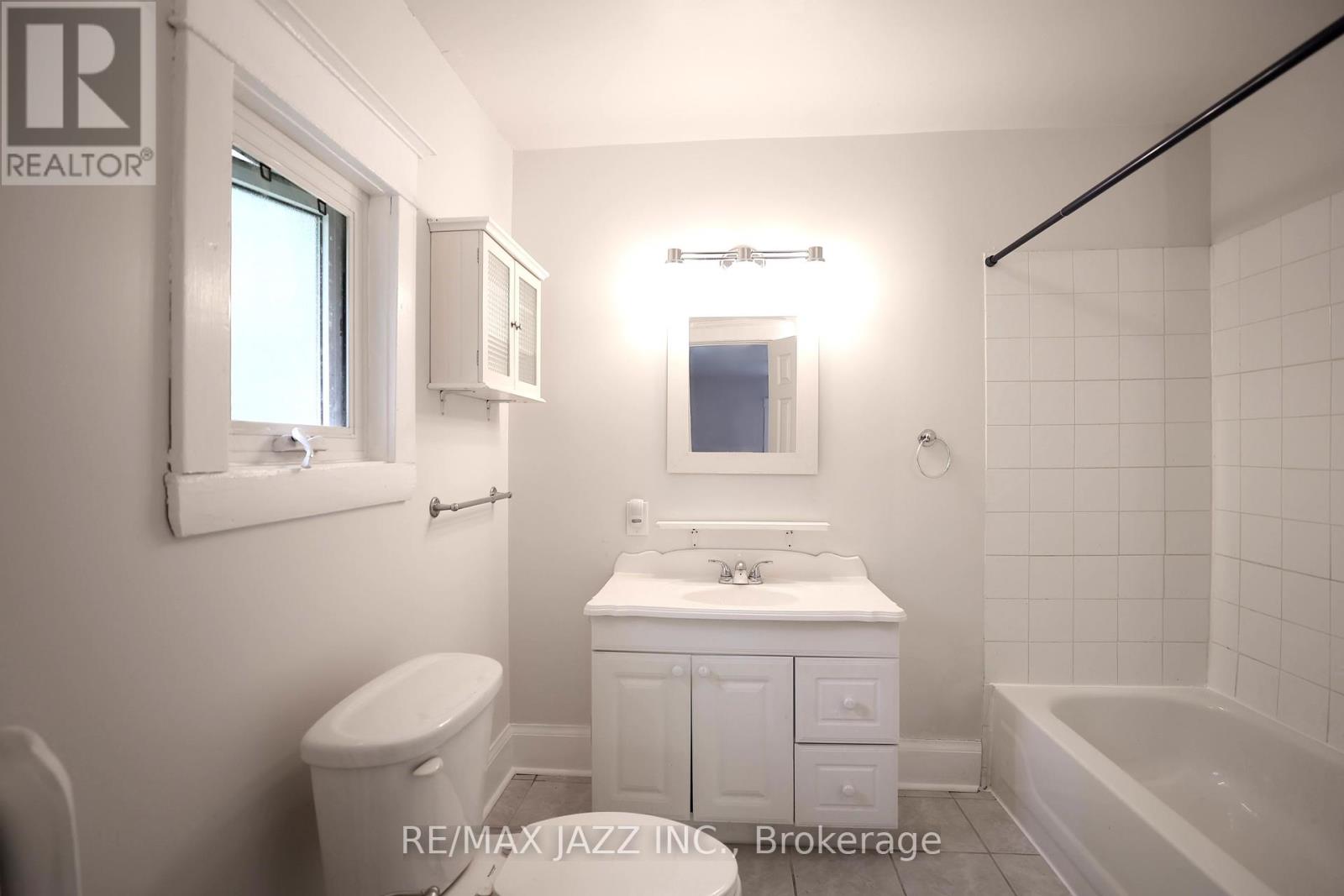 118 Eastwood Boulevard, Toronto (Woodbine Corridor), Ontario  M4L 2C9 - Photo 11 - E12208210