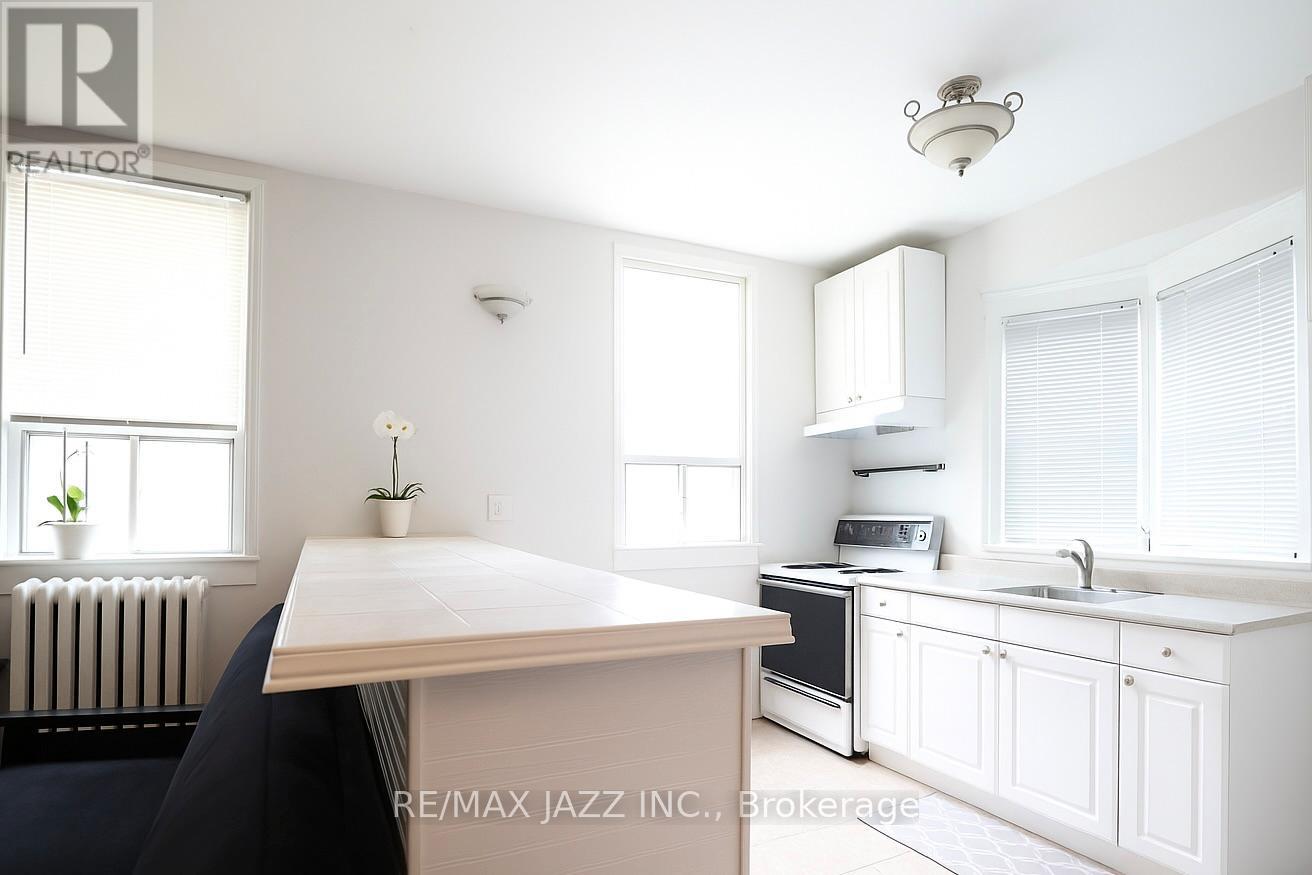 118 Eastwood Boulevard, Toronto (Woodbine Corridor), Ontario  M4L 2C9 - Photo 12 - E12208210