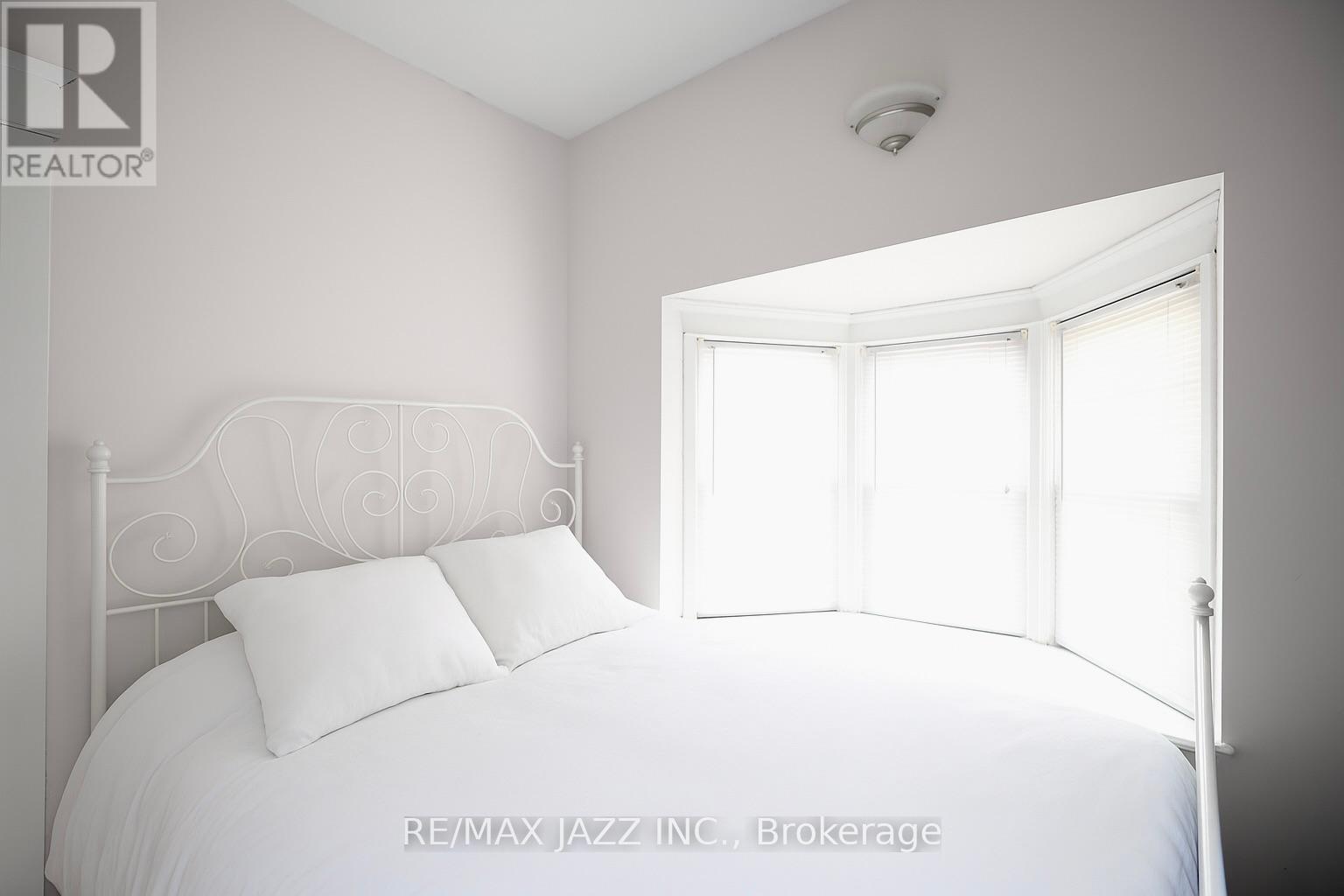118 Eastwood Boulevard, Toronto (Woodbine Corridor), Ontario  M4L 2C9 - Photo 14 - E12208210