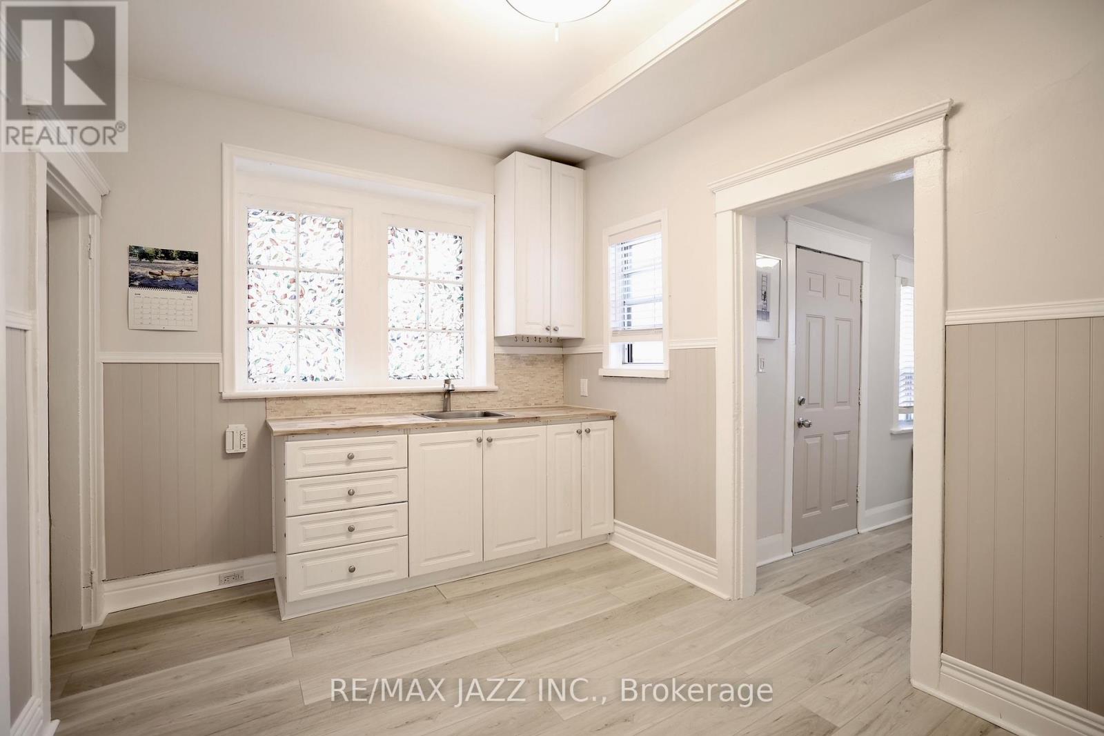 118 Eastwood Boulevard, Toronto (Woodbine Corridor), Ontario  M4L 2C9 - Photo 2 - E12208210