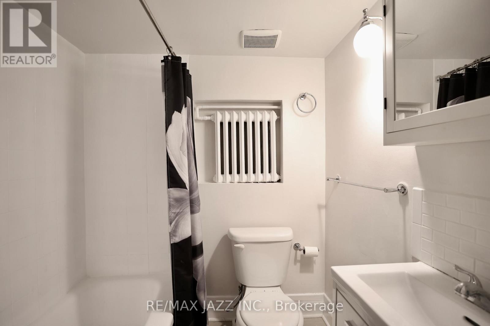 118 Eastwood Boulevard, Toronto (Woodbine Corridor), Ontario  M4L 2C9 - Photo 7 - E12208210