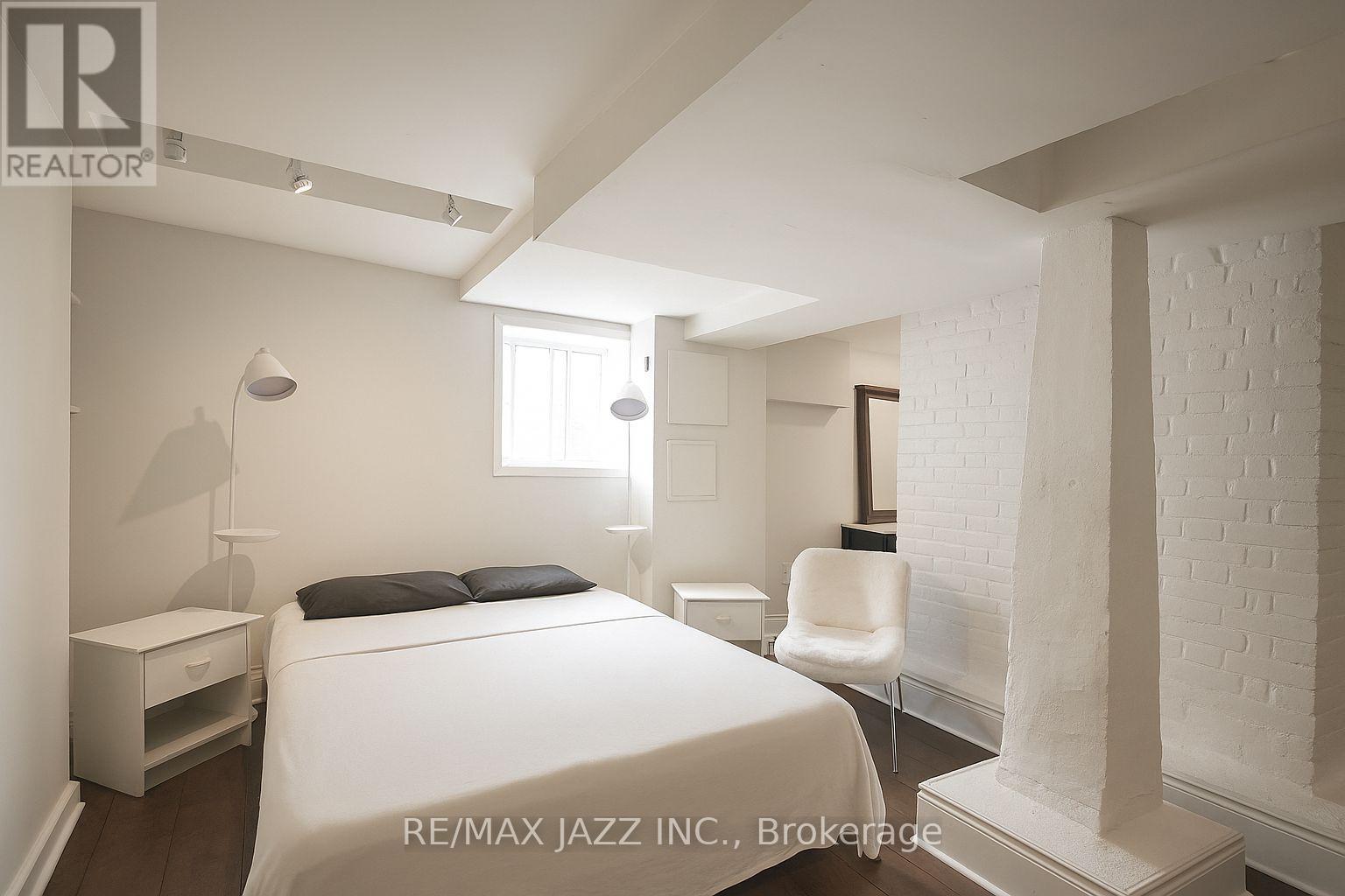 118 Eastwood Boulevard, Toronto (Woodbine Corridor), Ontario  M4L 2C9 - Photo 8 - E12208210