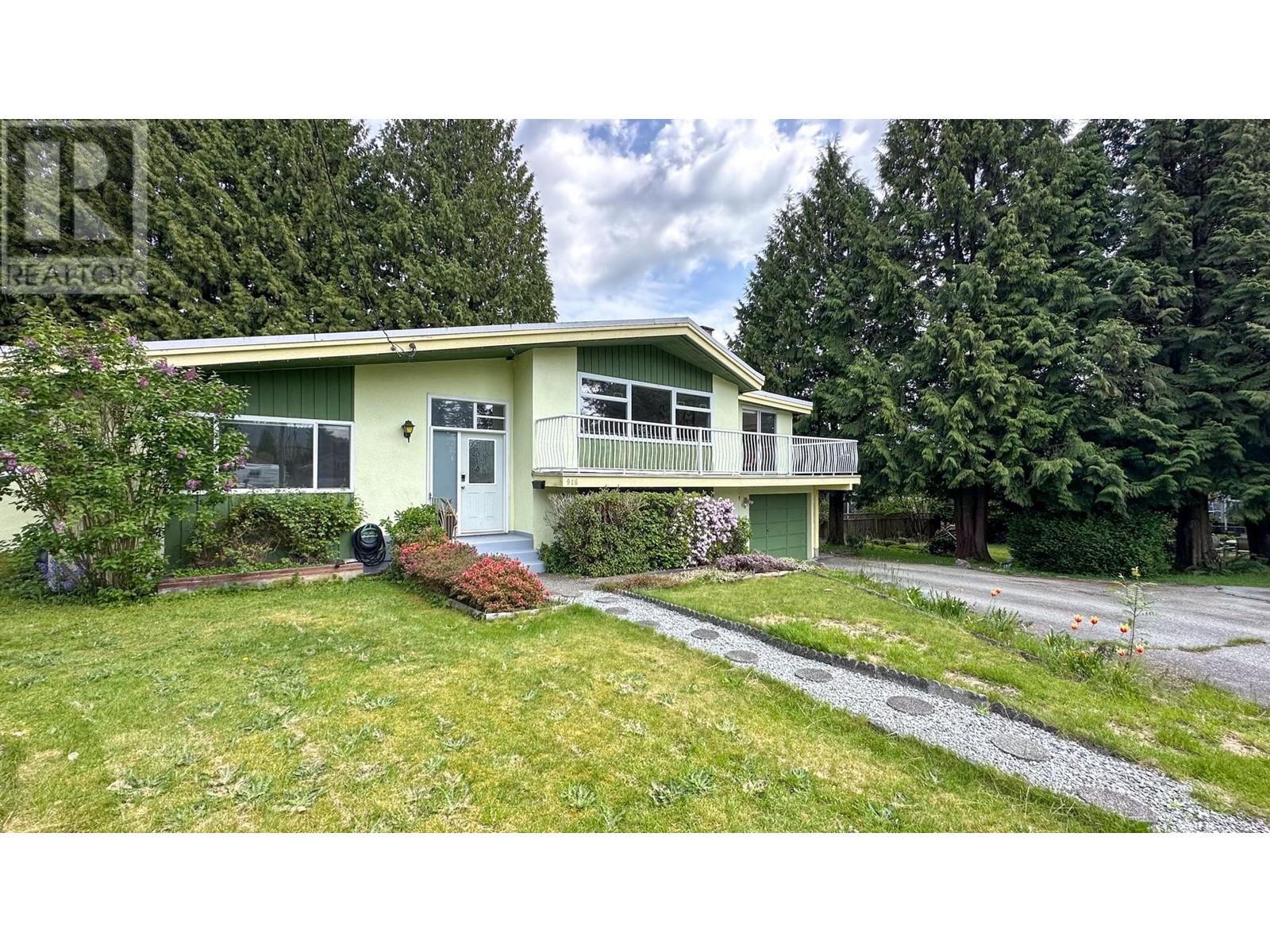 916 Glenacre Court, Port Moody, British Columbia  V3H 1K1 - Photo 2 - R3013258