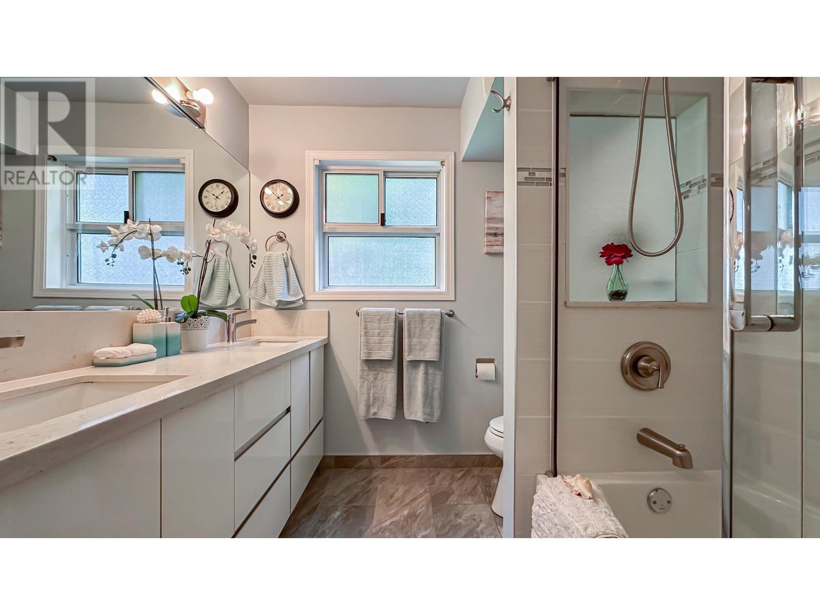 916 Glenacre Court, Port Moody, British Columbia  V3H 1K1 - Photo 24 - R3013258
