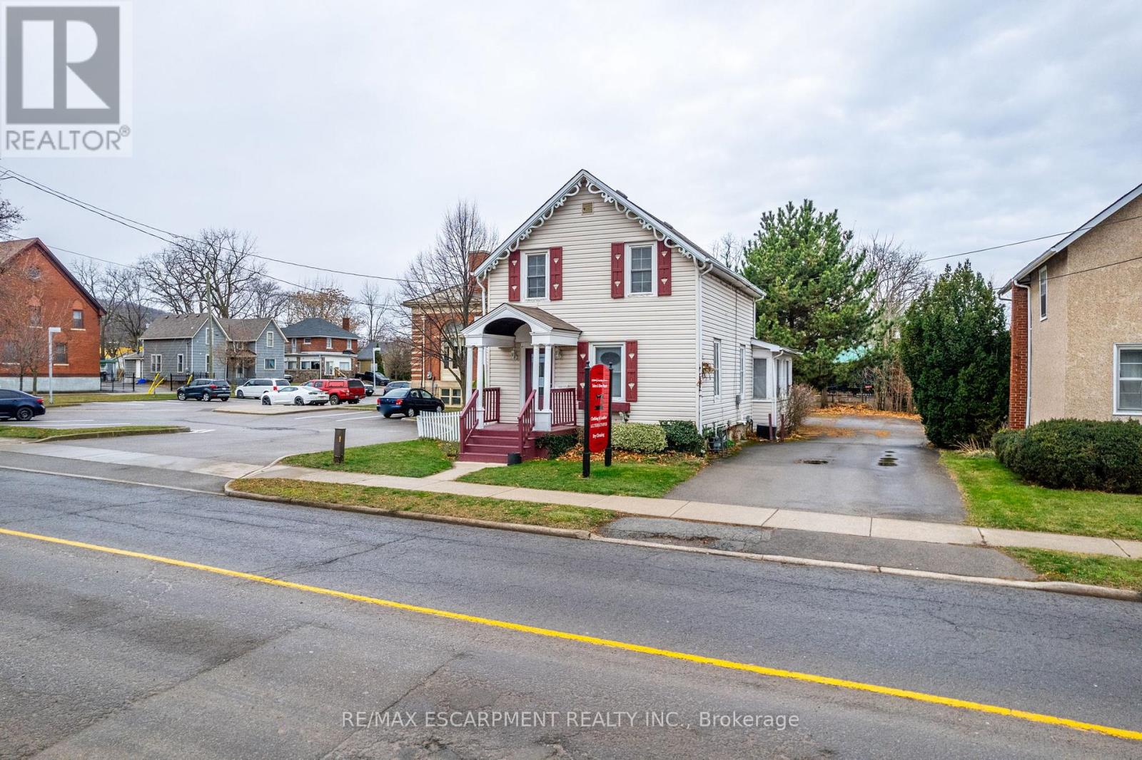 35 Ontario Street, Grimsby (Grimsby East), Ontario  L3M 3H2 - Photo 3 - X12208202