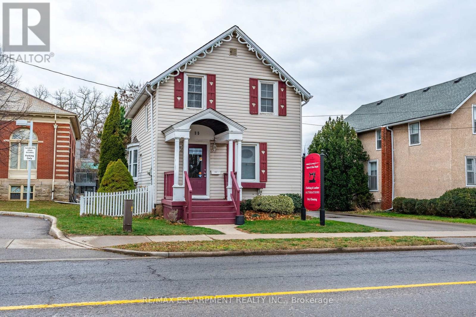35 Ontario Street, Grimsby (Grimsby East), Ontario  L3M 3H2 - Photo 4 - X12208202