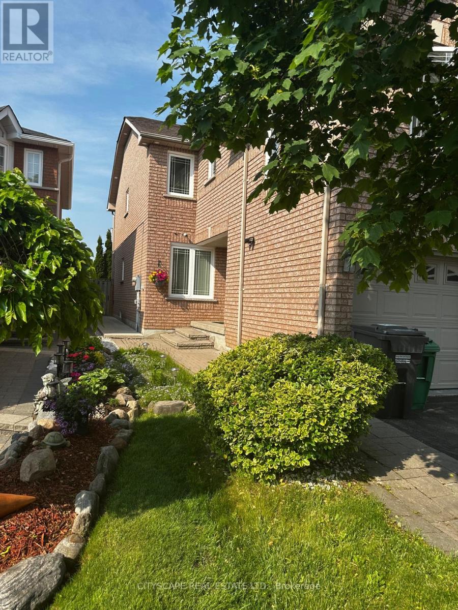 973 Applecroft Circle, Mississauga, Ontario  L5V 2A5 - Photo 2 - W12148630
