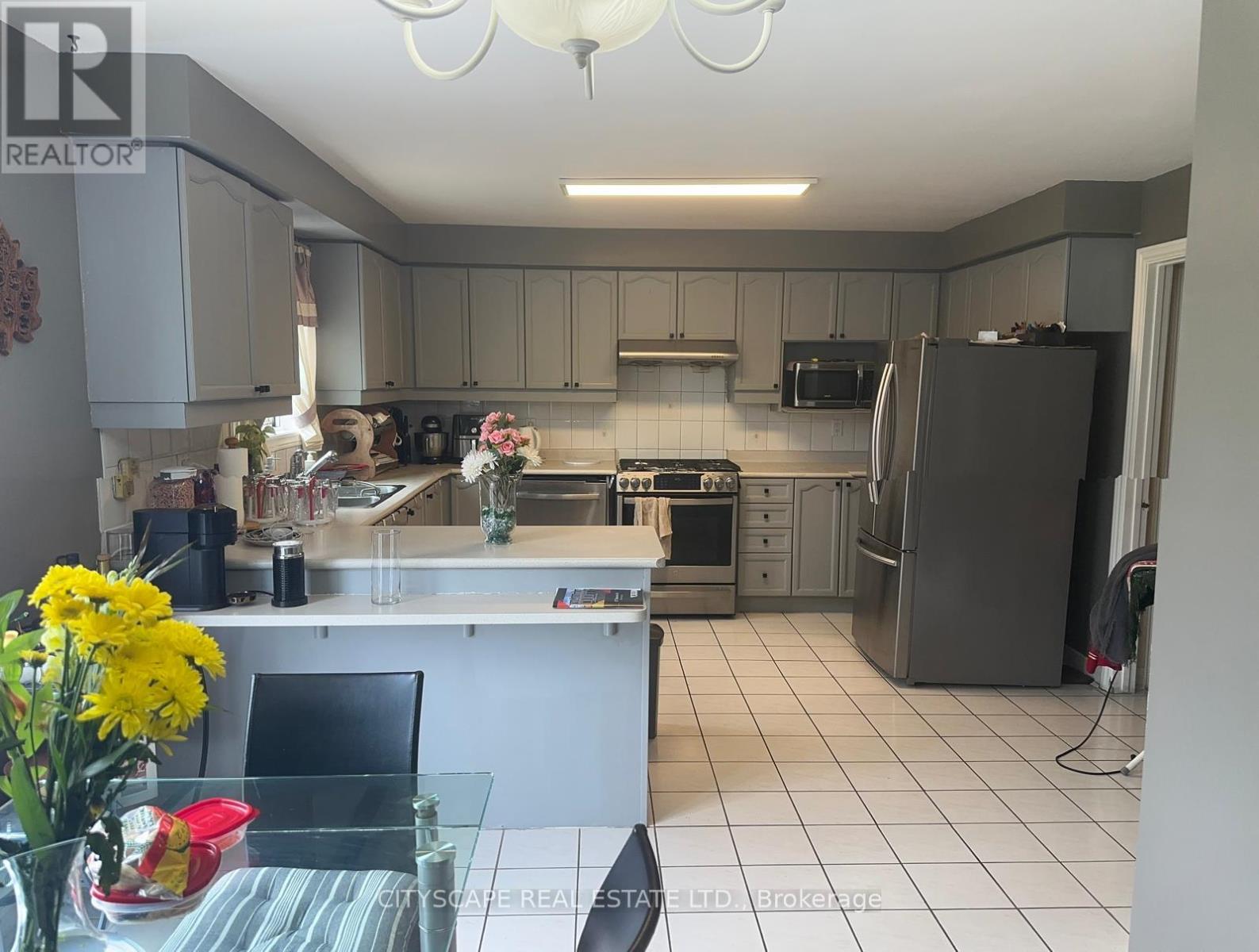 973 Applecroft Circle, Mississauga, Ontario  L5V 2A5 - Photo 4 - W12148630