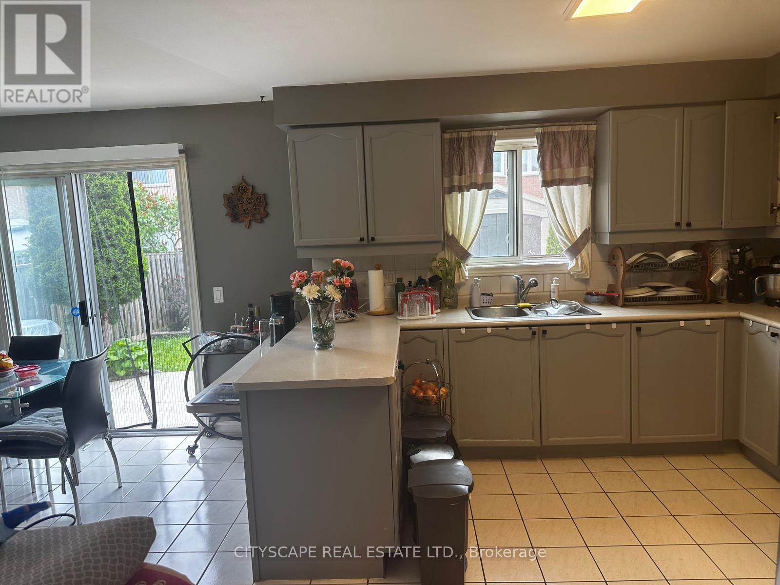 973 Applecroft Circle, Mississauga, Ontario  L5V 2A5 - Photo 5 - W12148630
